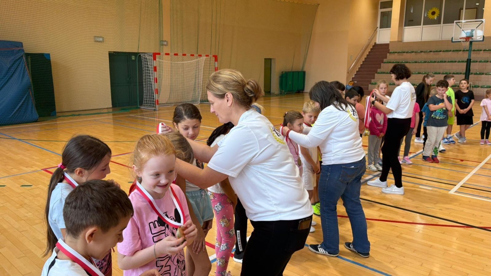 Zdjęcie w galerii na portalu naszraciborz.pl: Sport bez granic – polsko-czeskie spotkanie młodych sportowców w Rudniku wiadomości z regionu