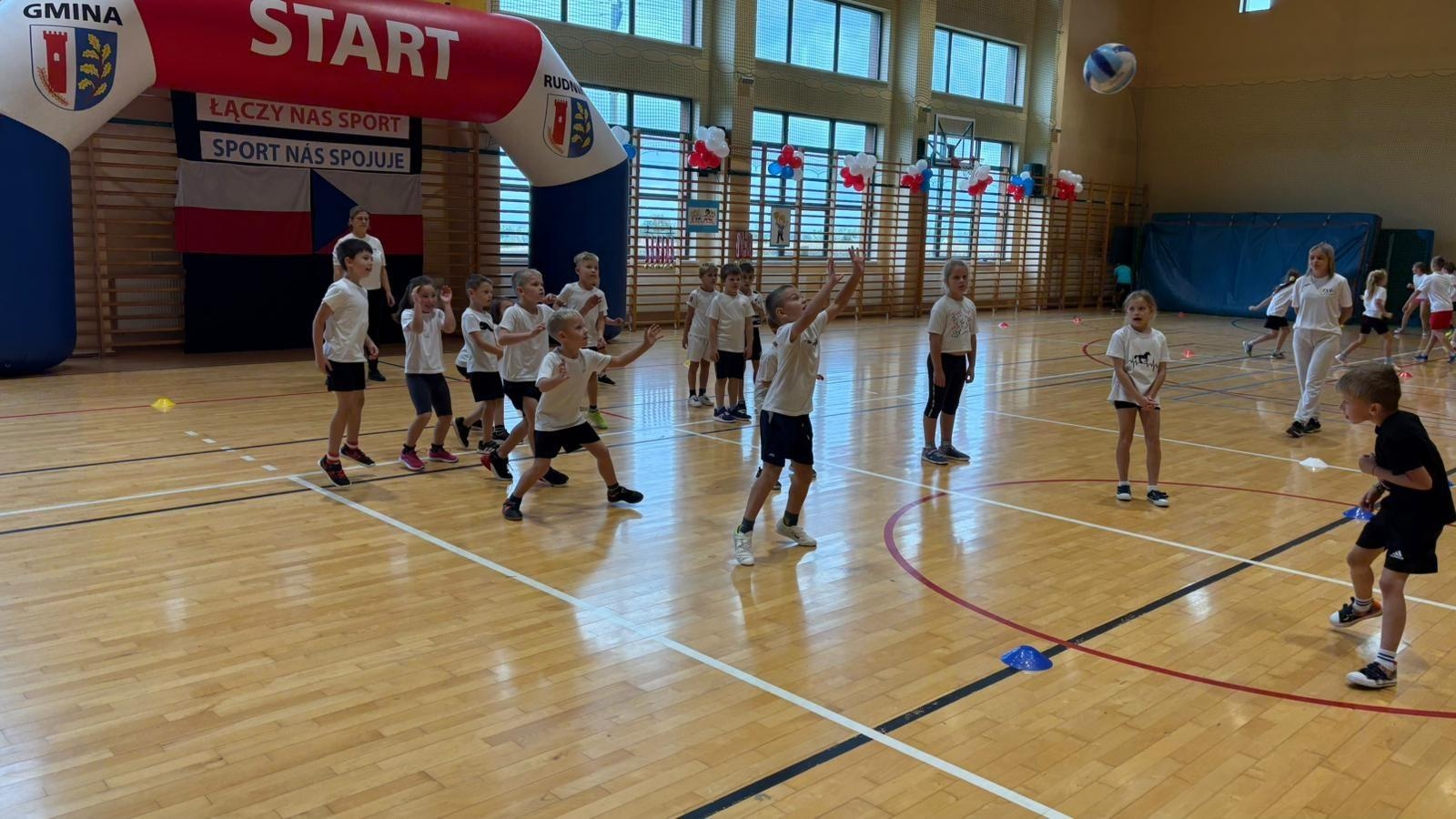 Zdjęcie w galerii na portalu naszraciborz.pl: Sport bez granic – polsko-czeskie spotkanie młodych sportowców w Rudniku wiadomości z regionu