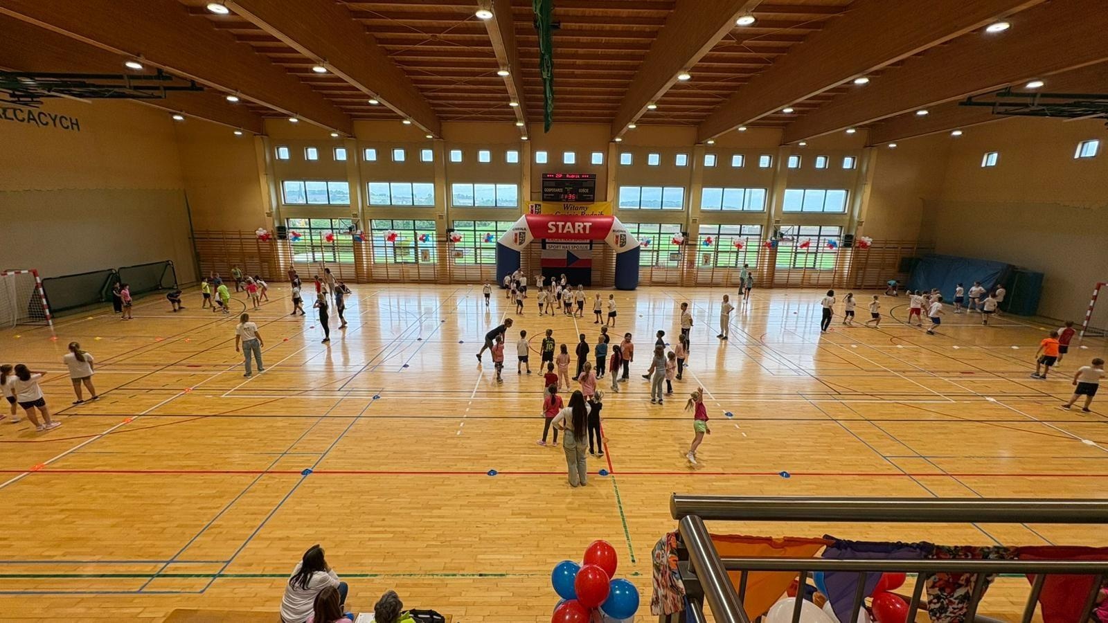 Zdjęcie w galerii na portalu naszraciborz.pl: Sport bez granic – polsko-czeskie spotkanie młodych sportowców w Rudniku wiadomości z regionu