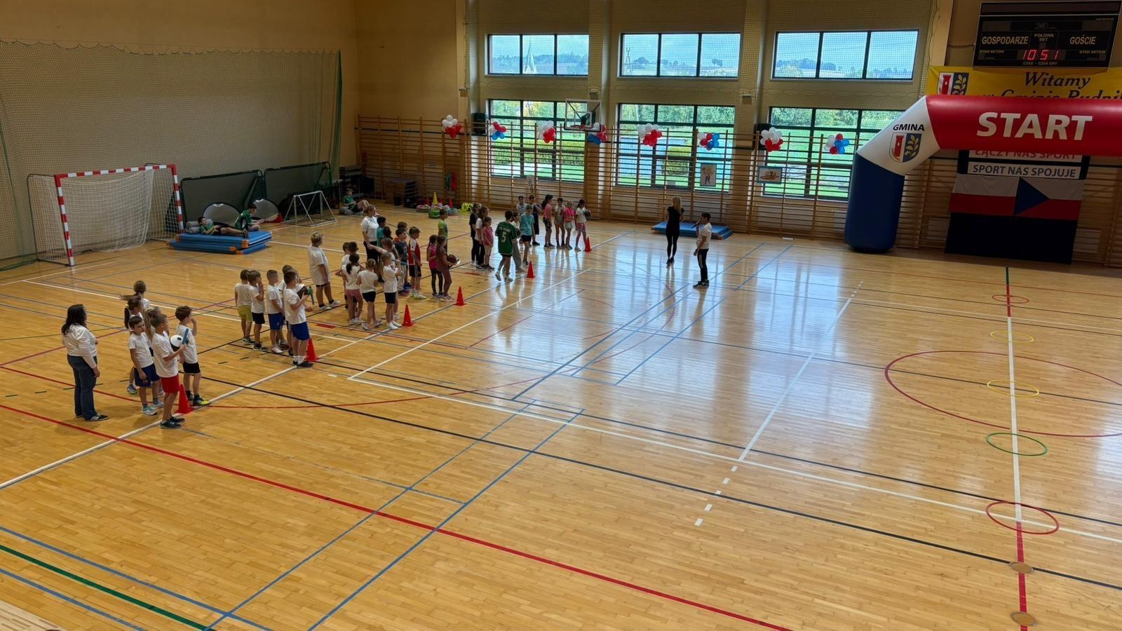 Zdjęcie w galerii na portalu naszraciborz.pl: Sport bez granic – polsko-czeskie spotkanie młodych sportowców w Rudniku wiadomości z regionu