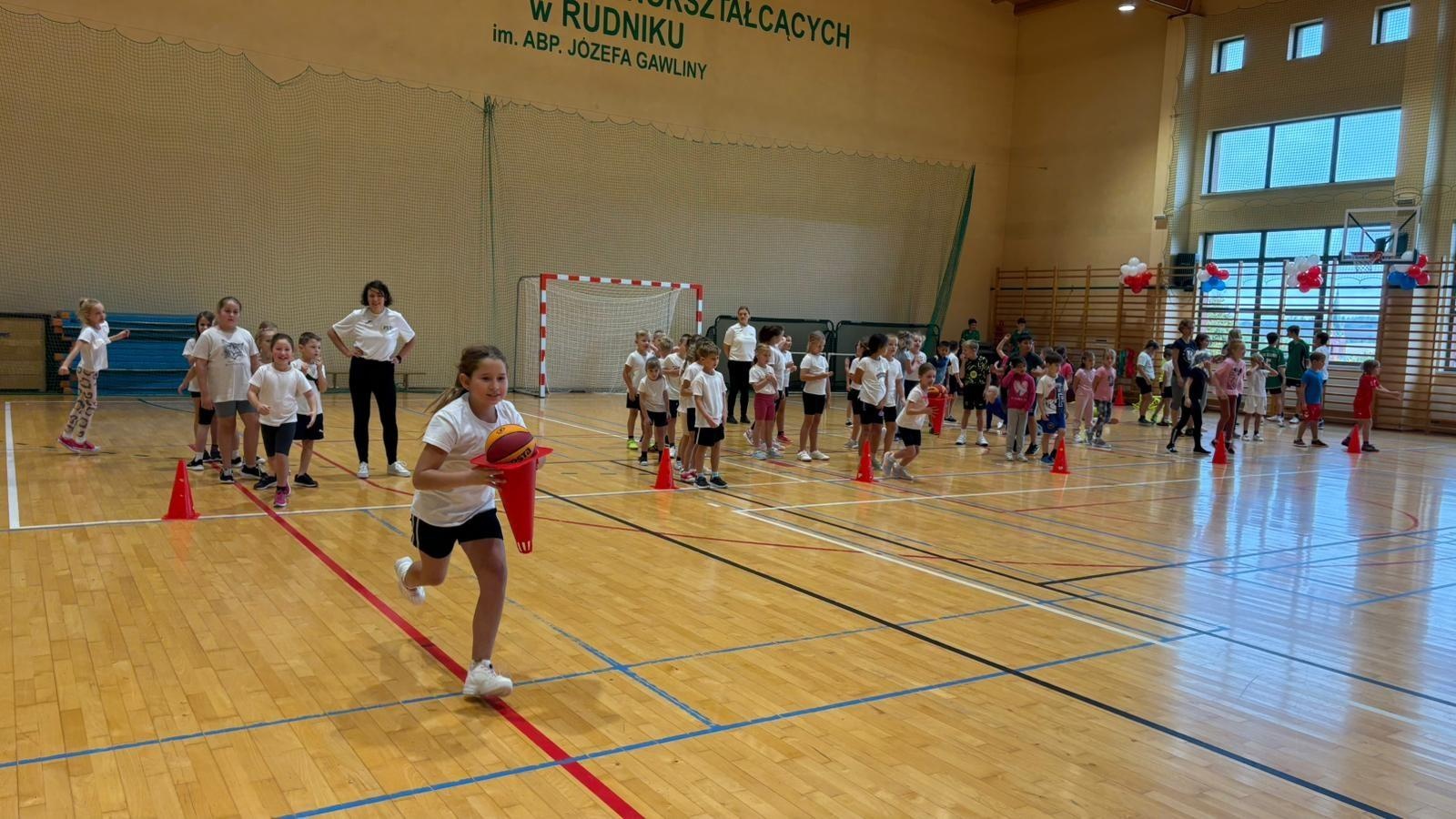 Zdjęcie w galerii na portalu naszraciborz.pl: Sport bez granic – polsko-czeskie spotkanie młodych sportowców w Rudniku wiadomości z regionu