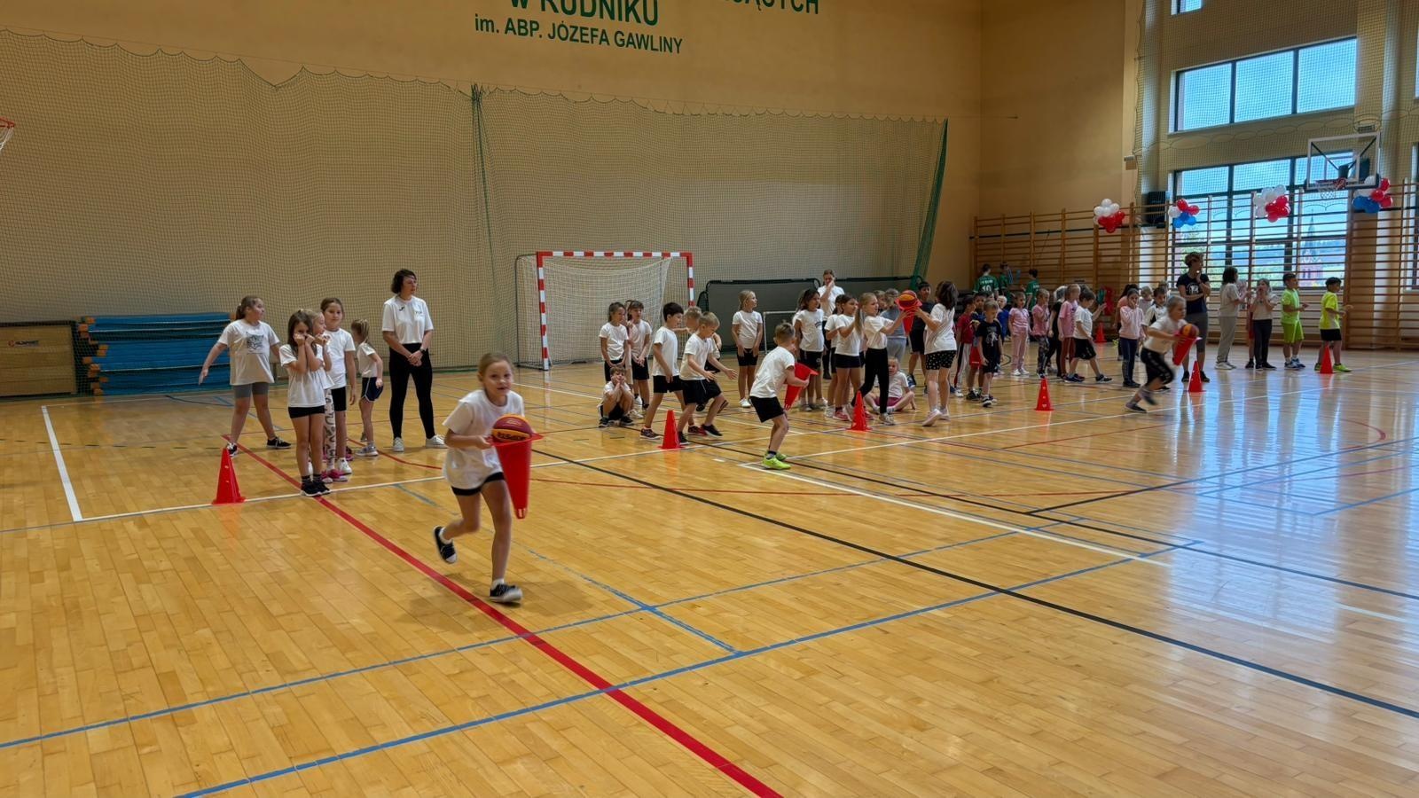 Zdjęcie w galerii na portalu naszraciborz.pl: Sport bez granic – polsko-czeskie spotkanie młodych sportowców w Rudniku wiadomości z regionu