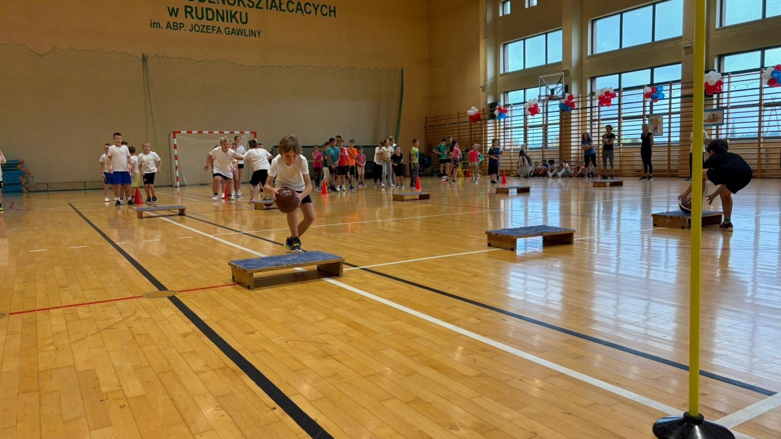 Zdjęcie w galerii na portalu naszraciborz.pl: Sport bez granic – polsko-czeskie spotkanie młodych sportowców w Rudniku wiadomości z regionu