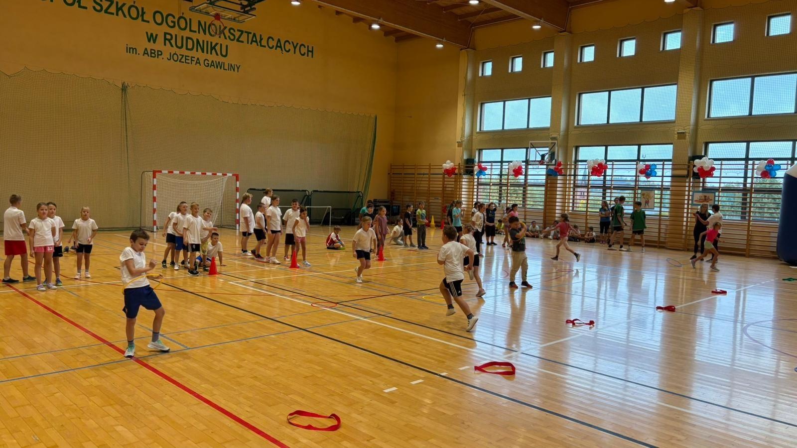 Zdjęcie w galerii na portalu naszraciborz.pl: Sport bez granic – polsko-czeskie spotkanie młodych sportowców w Rudniku wiadomości z regionu