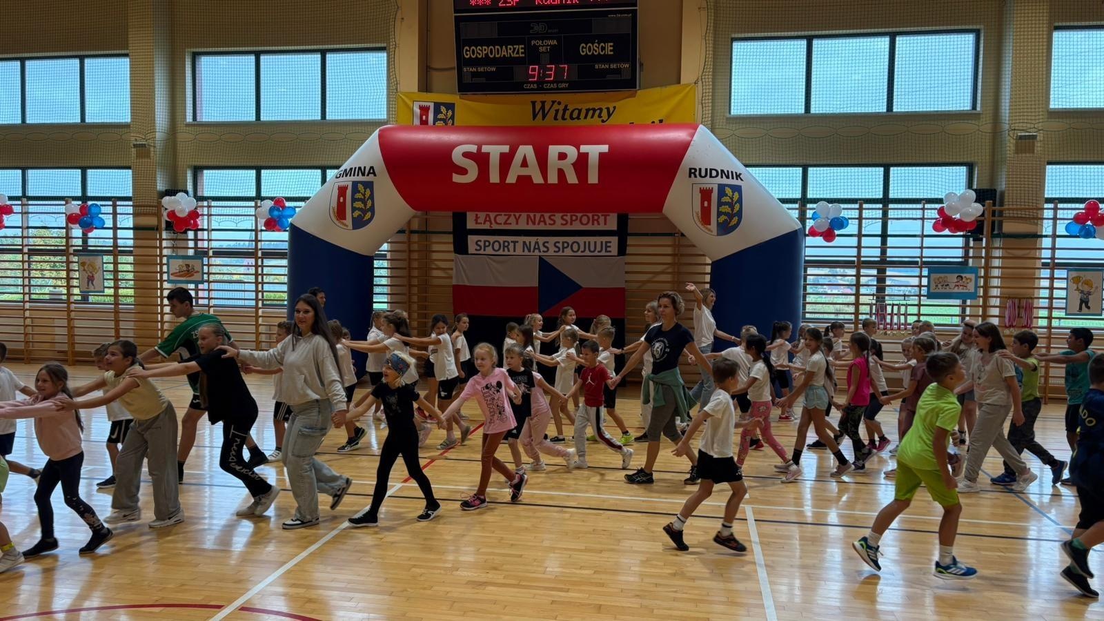 Zdjęcie w galerii na portalu naszraciborz.pl: Sport bez granic – polsko-czeskie spotkanie młodych sportowców w Rudniku wiadomości z regionu