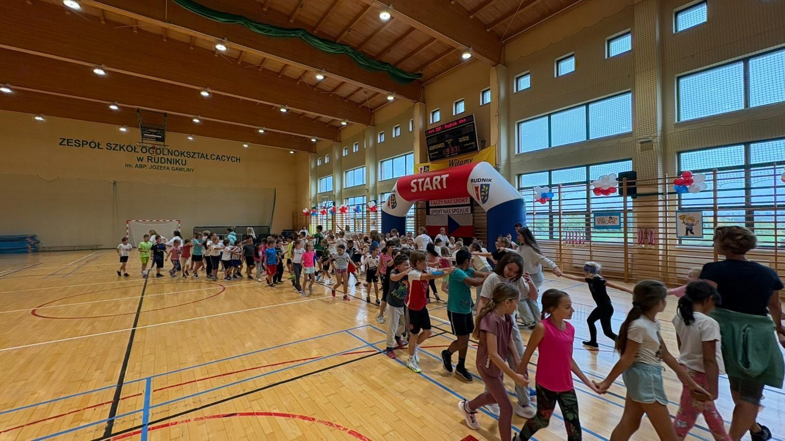 Zdjęcie w galerii na portalu naszraciborz.pl: Sport bez granic – polsko-czeskie spotkanie młodych sportowców w Rudniku wiadomości z regionu