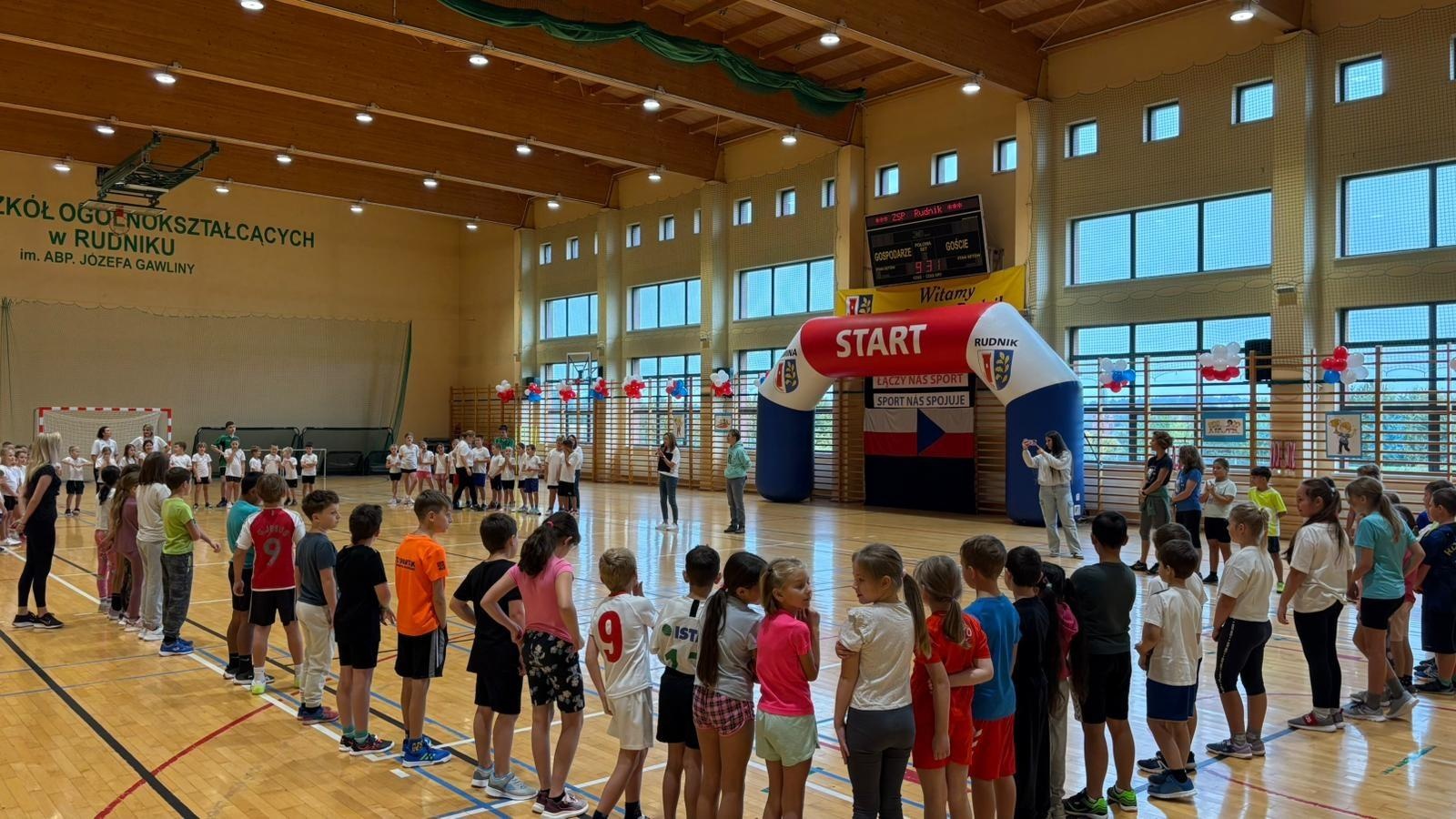 Zdjęcie w galerii na portalu naszraciborz.pl: Sport bez granic – polsko-czeskie spotkanie młodych sportowców w Rudniku wiadomości z regionu