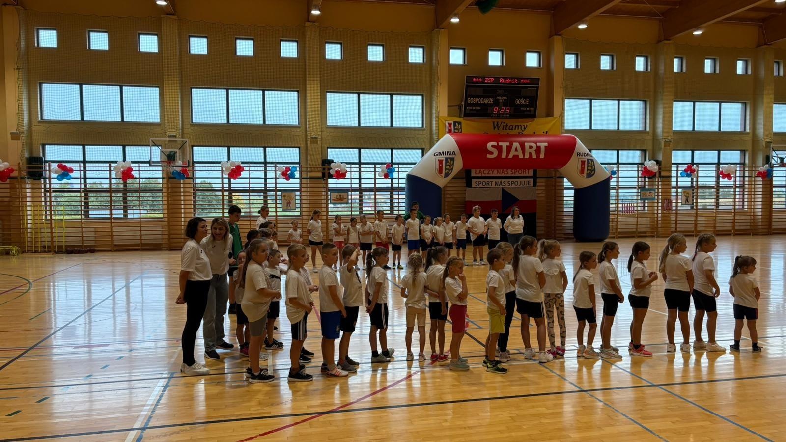 Zdjęcie w galerii na portalu naszraciborz.pl: Sport bez granic – polsko-czeskie spotkanie młodych sportowców w Rudniku wiadomości z regionu