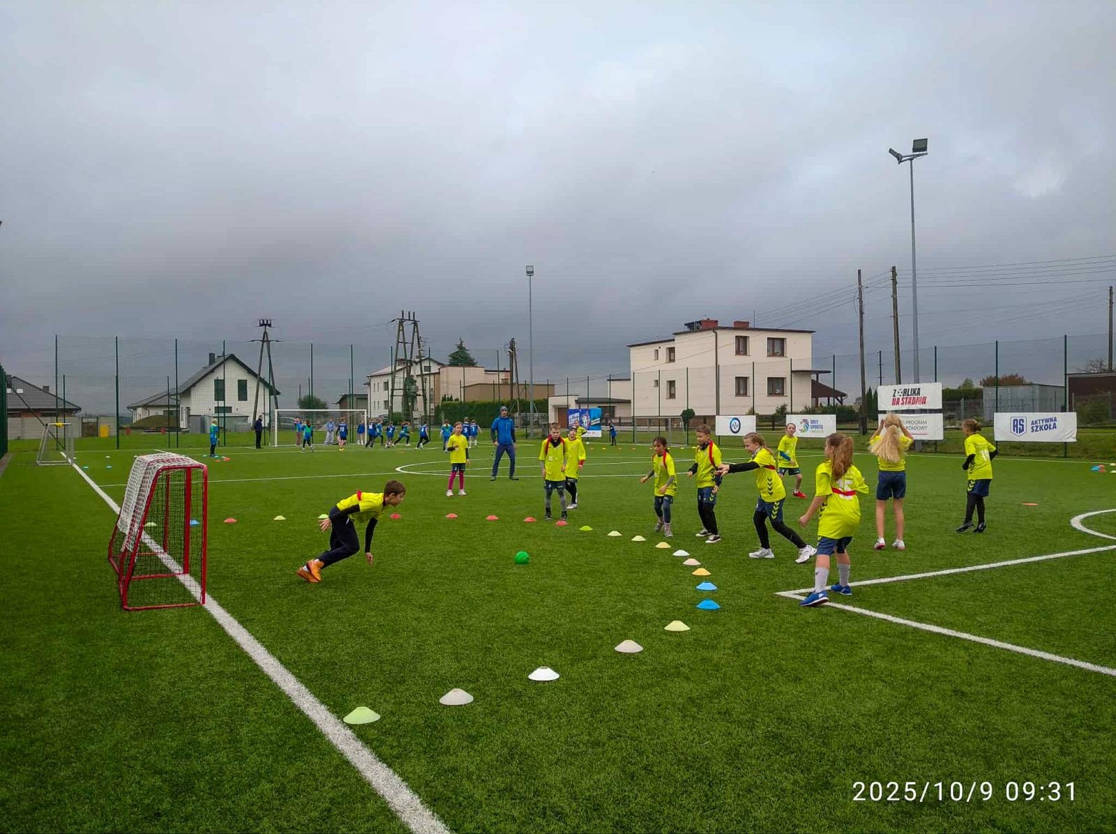 Zdjęcie w galerii na portalu naszraciborz.pl: Pasja, drużyna, emocje – Ręczna na Orliku w Tworkowie wiadomości z regionu