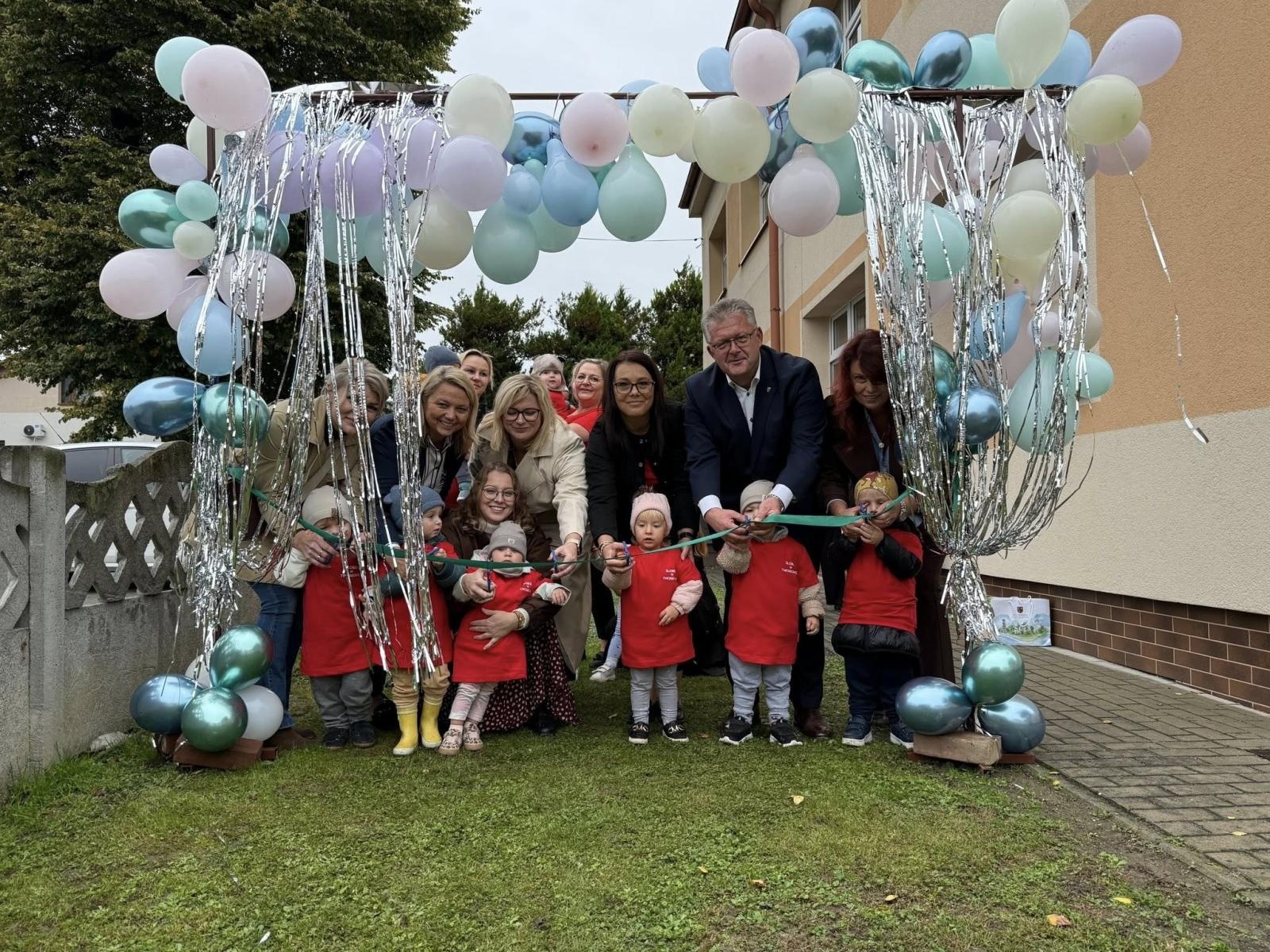 Zdjęcie w galerii na portalu naszraciborz.pl: Nowe place zabaw w Tworkowie dla najmłodszych wiadomości z regionu