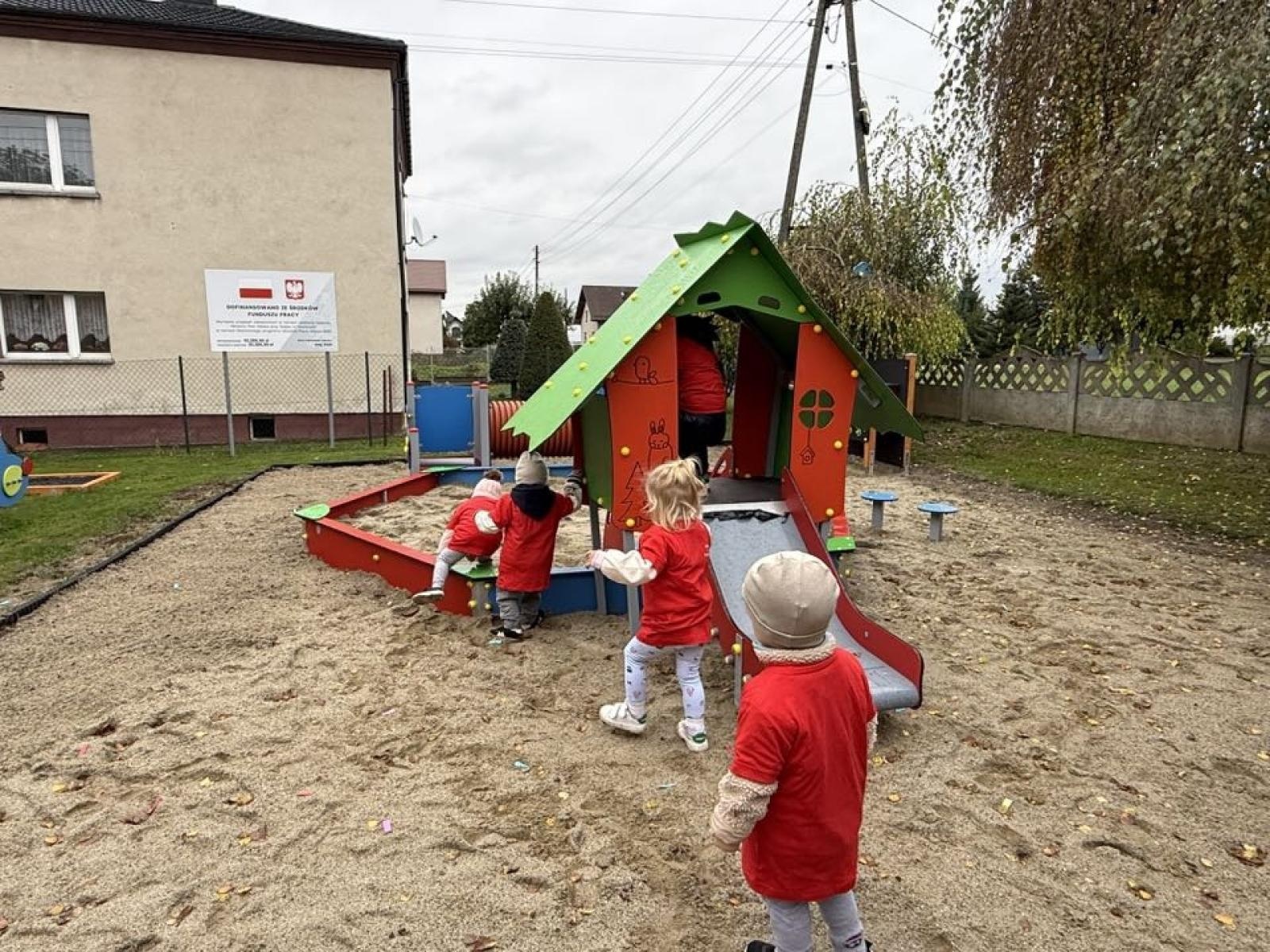 Zdjęcie w galerii na portalu naszraciborz.pl: Nowe place zabaw w Tworkowie dla najmłodszych wiadomości z regionu