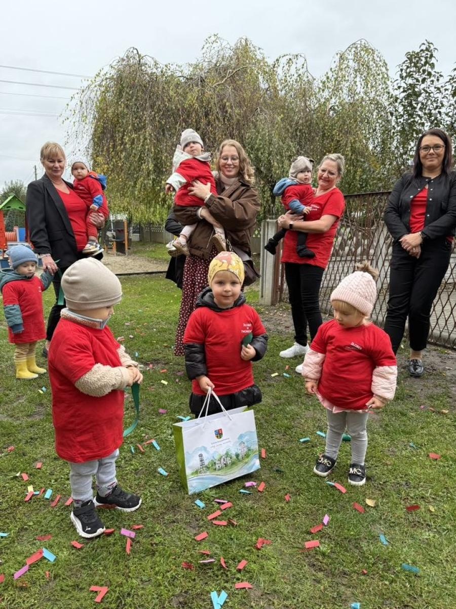 Zdjęcie w galerii na portalu naszraciborz.pl: Nowe place zabaw w Tworkowie dla najmłodszych wiadomości z regionu