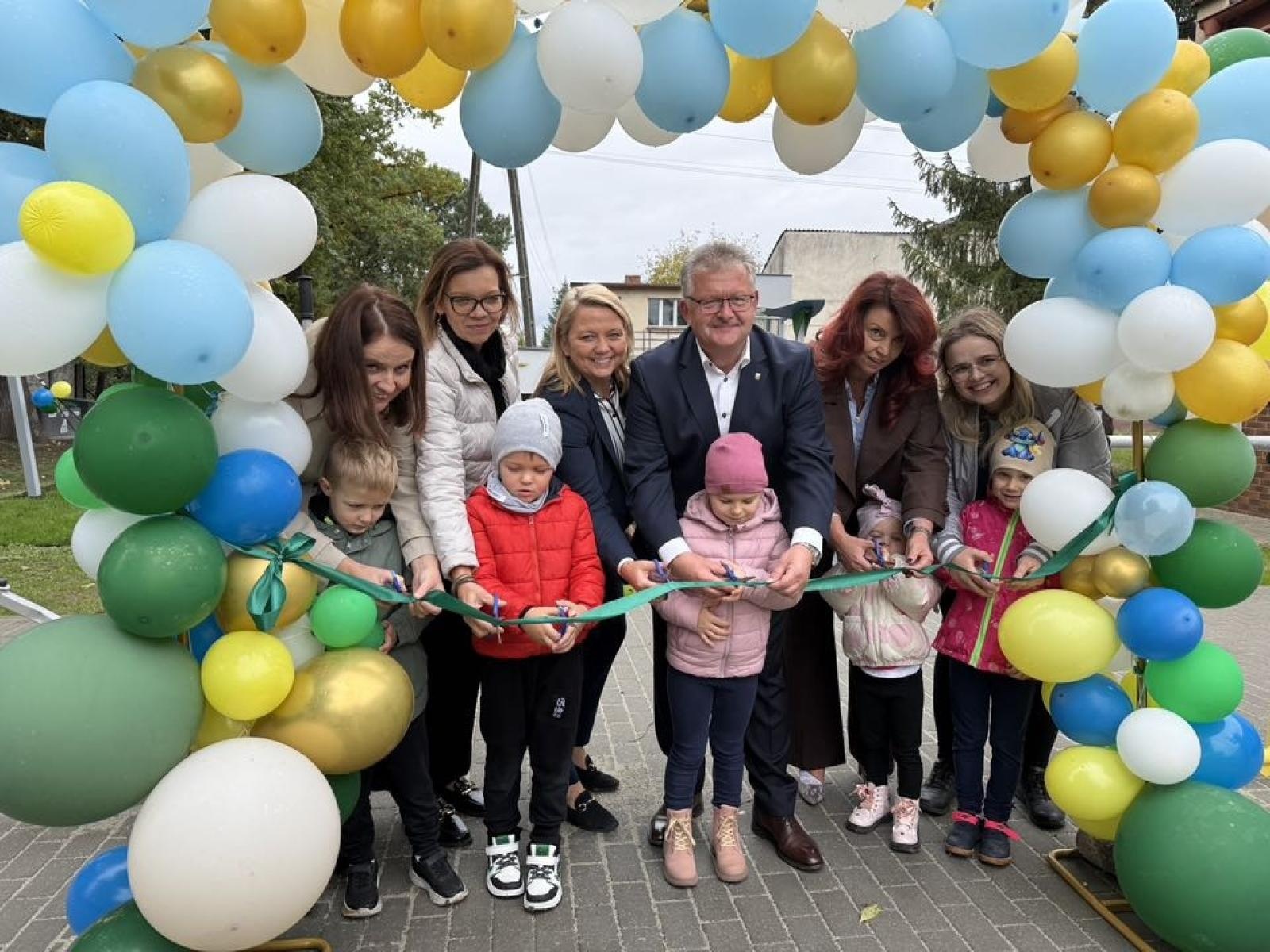 Zdjęcie w galerii na portalu naszraciborz.pl: Nowe place zabaw w Tworkowie dla najmłodszych wiadomości z regionu
