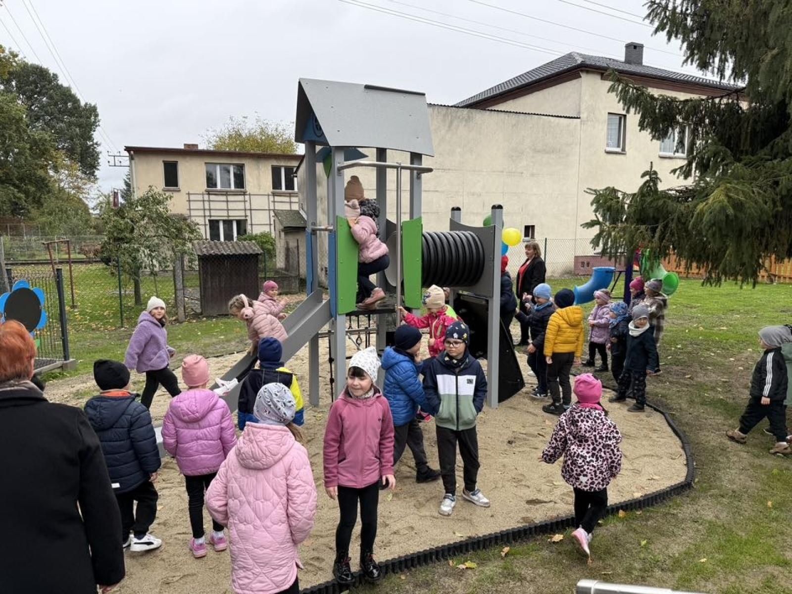 Zdjęcie w galerii na portalu naszraciborz.pl: Nowe place zabaw w Tworkowie dla najmłodszych wiadomości z regionu