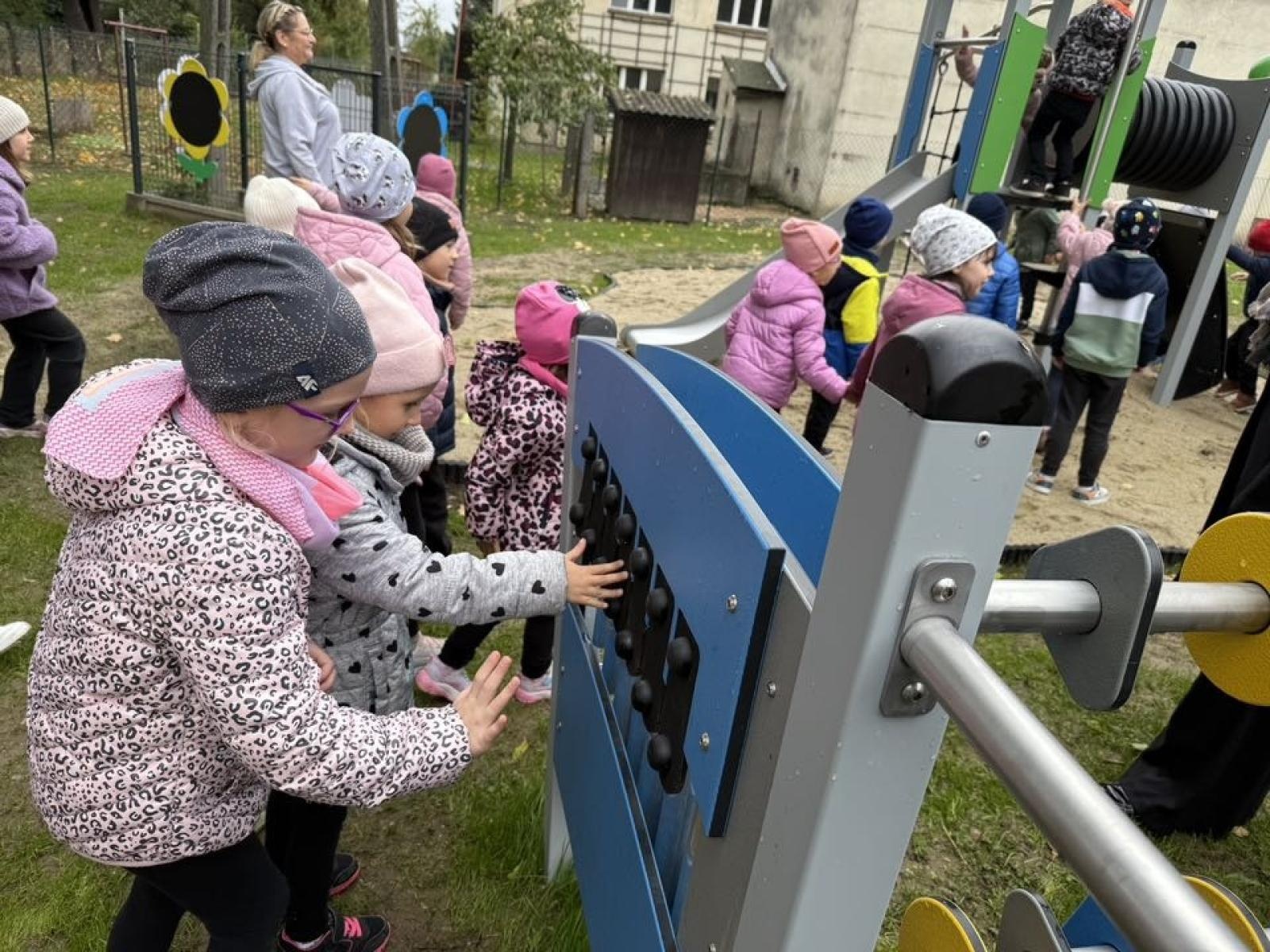 Zdjęcie w galerii na portalu naszraciborz.pl: Nowe place zabaw w Tworkowie dla najmłodszych wiadomości z regionu