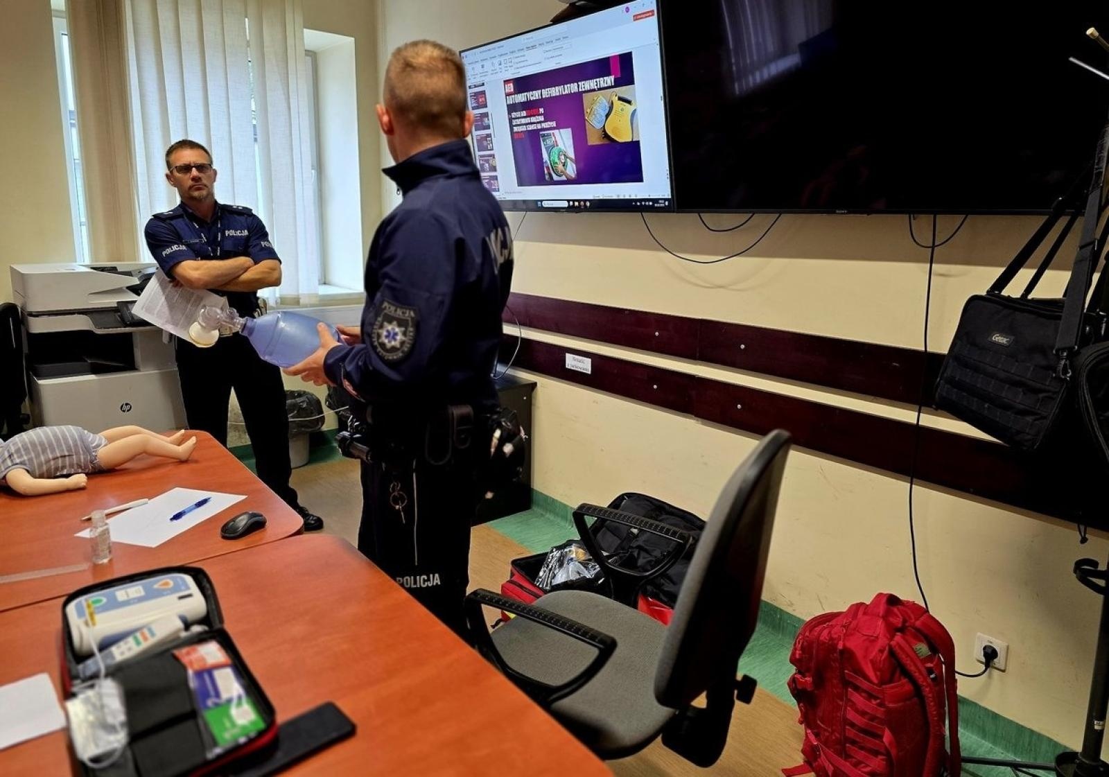 Zdjęcie w galerii na portalu naszraciborz.pl: Nie tylko kontrolują, ale i ratują. Szkolenie z pierwszej pomocy dla funkcjonariuszy drogówki wiadomości z regionu