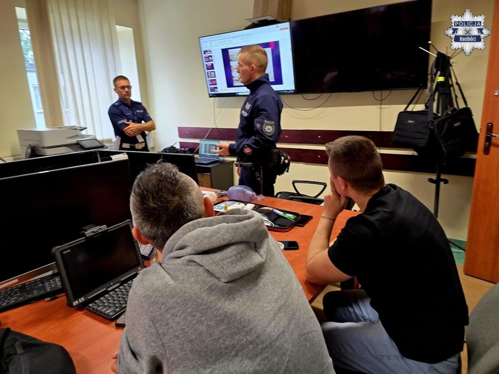 Zdjęcie w galerii na portalu naszraciborz.pl: Nie tylko kontrolują, ale i ratują. Szkolenie z pierwszej pomocy dla funkcjonariuszy drogówki wiadomości z regionu