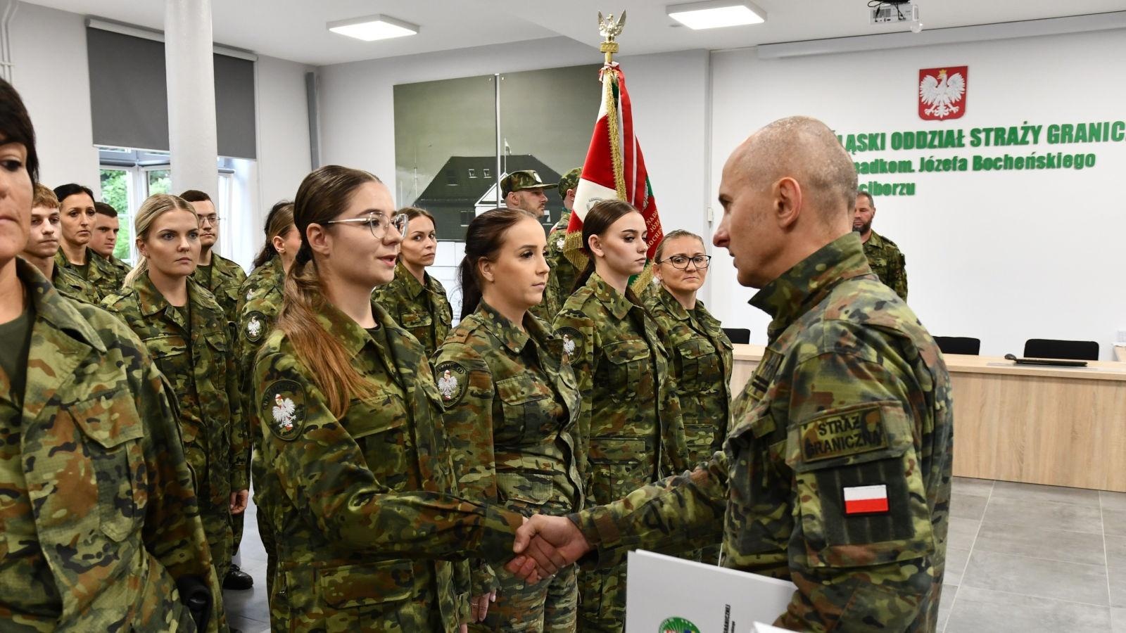 Zdjęcie w galerii na portalu naszraciborz.pl: 54 funkcjonariuszy Śląskiego Oddziału Straży Granicznej zostało mianowanych na stopień kaprala wiadomości z regionu