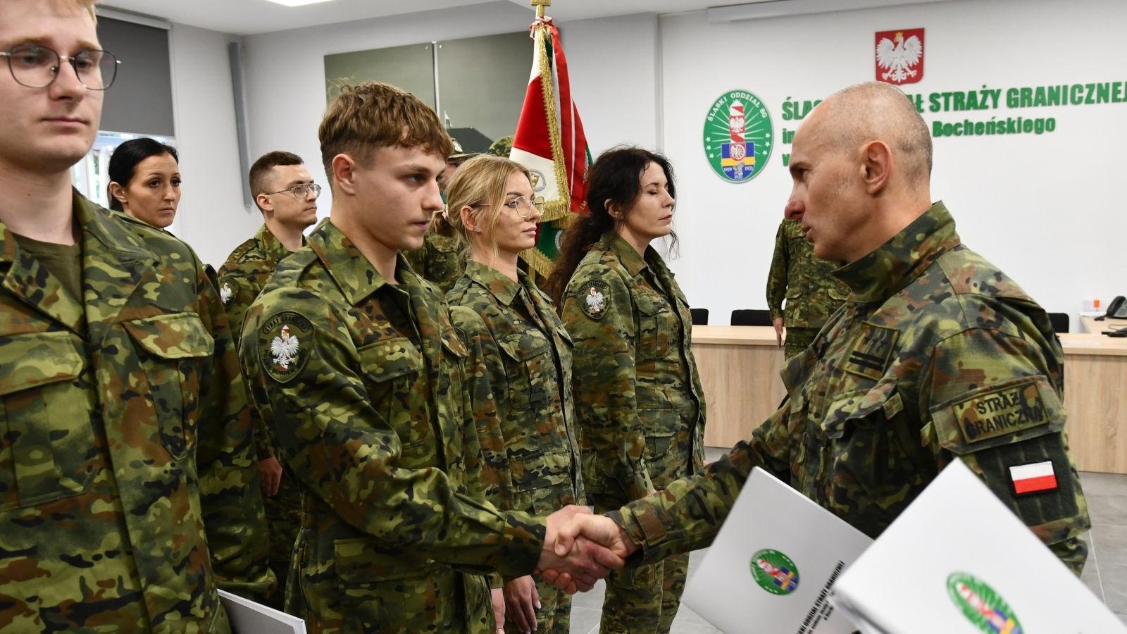 Zdjęcie w galerii na portalu naszraciborz.pl: 54 funkcjonariuszy Śląskiego Oddziału Straży Granicznej zostało mianowanych na stopień kaprala wiadomości z regionu