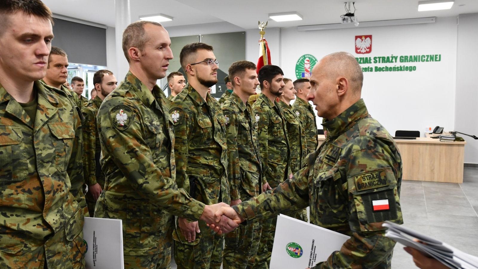 Zdjęcie w galerii na portalu naszraciborz.pl: 54 funkcjonariuszy Śląskiego Oddziału Straży Granicznej zostało mianowanych na stopień kaprala wiadomości z regionu