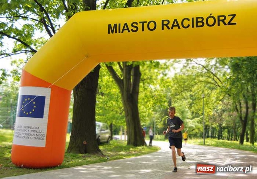 Zdjęcie w galerii na portalu naszraciborz.pl: Polska Biega w Parku Zamkowym wiadomości z regionu
