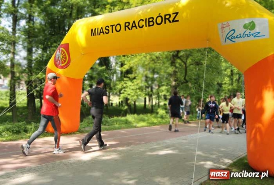 Zdjęcie w galerii na portalu naszraciborz.pl: Polska Biega w Parku Zamkowym wiadomości z regionu