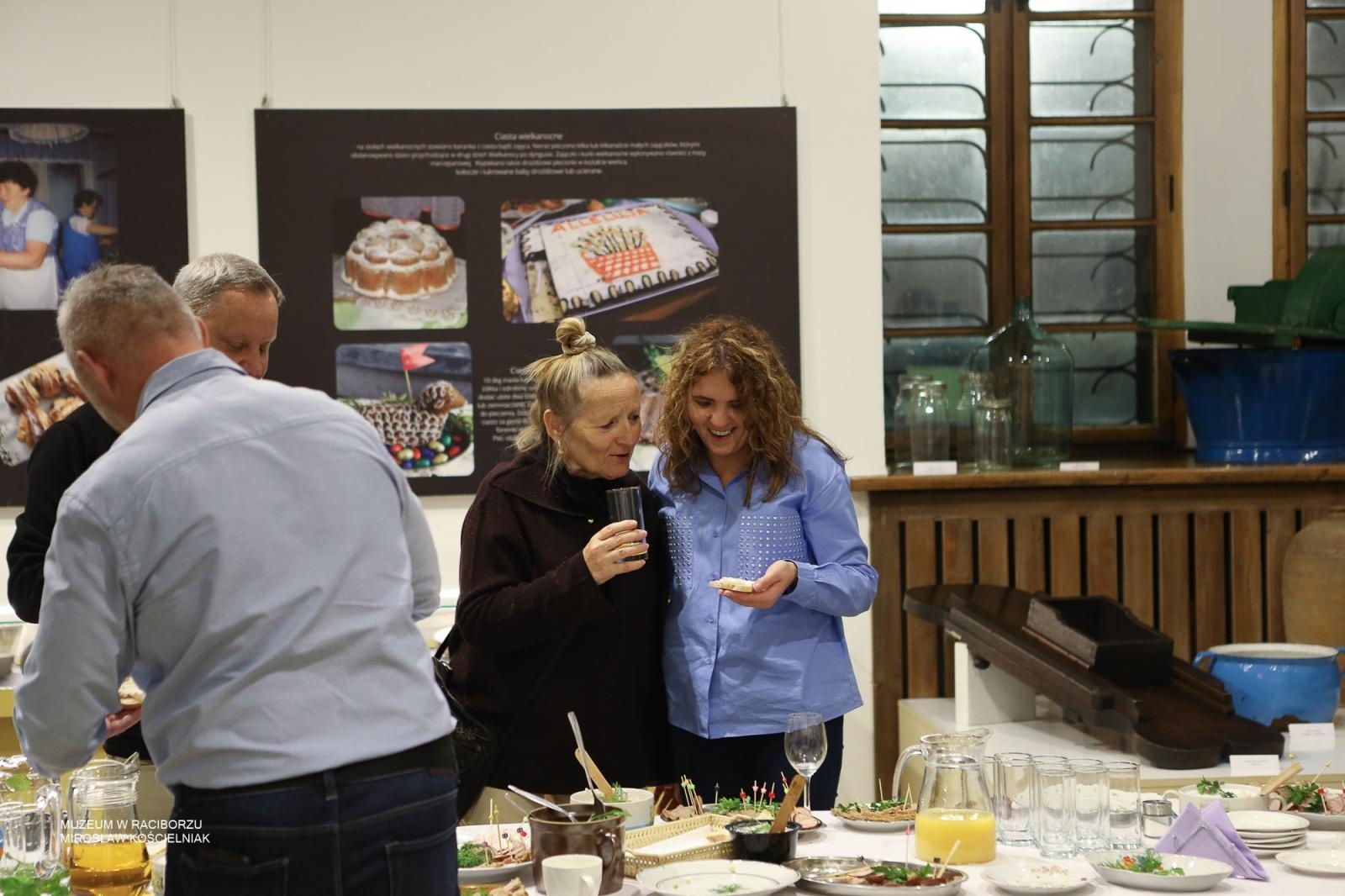 Zdjęcie w galerii na portalu naszraciborz.pl: Tradycje kulinarne ziemi raciborskiej i hulczyńskiej - nowa wystawa w Muzeum już otwarta wiadomości z regionu