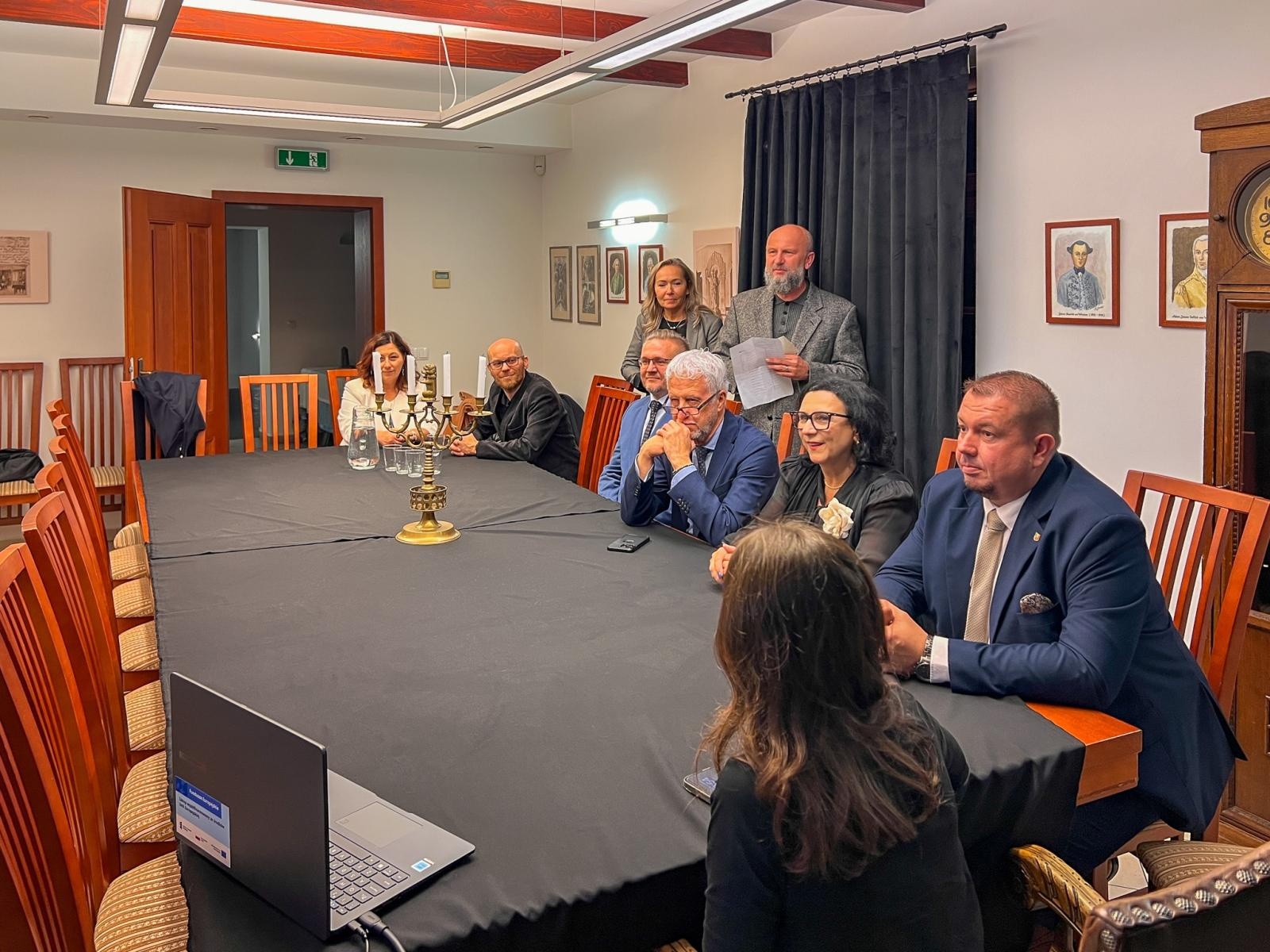 Zdjęcie w galerii na portalu naszraciborz.pl: Wyjątkowa kolekcja pozostanie w Raciborzu wiadomości z regionu