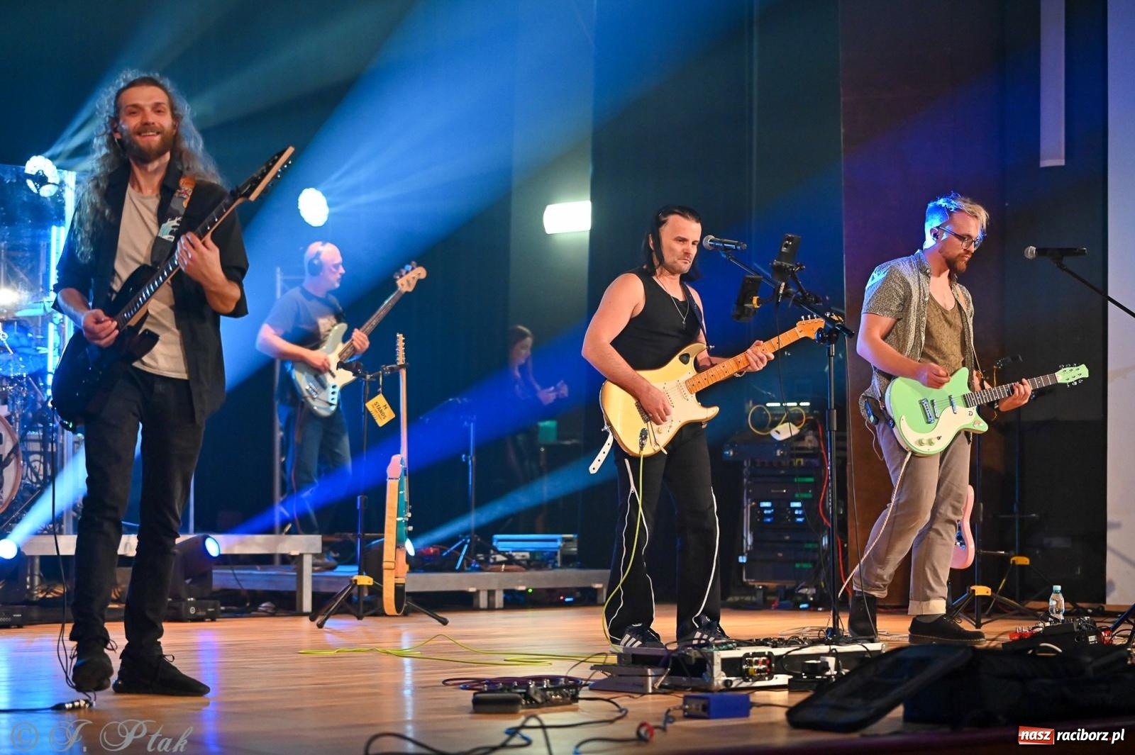 Zdjęcie w galerii na portalu naszraciborz.pl: Tomasz Madzia Guitar Experience porwał publiczność w RCK [FOTO i WIDEO] wiadomości z regionu