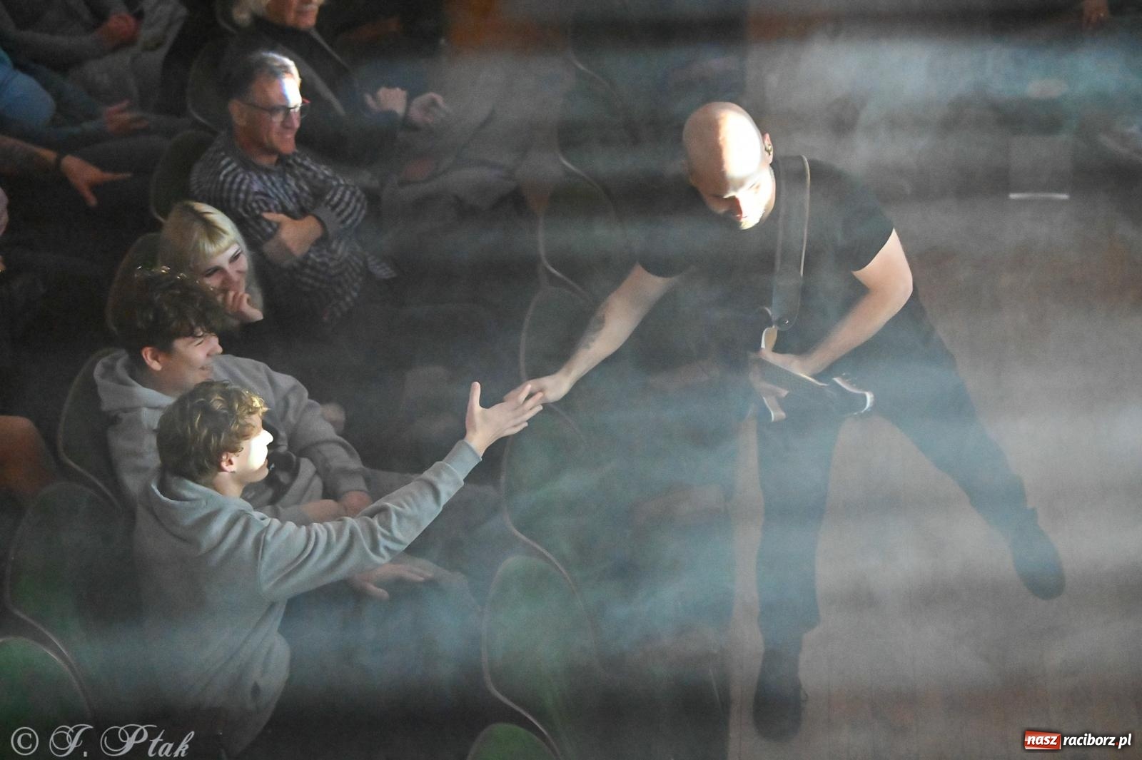 Zdjęcie w galerii na portalu naszraciborz.pl: Tomasz Madzia Guitar Experience porwał publiczność w RCK [FOTO i WIDEO] wiadomości z regionu