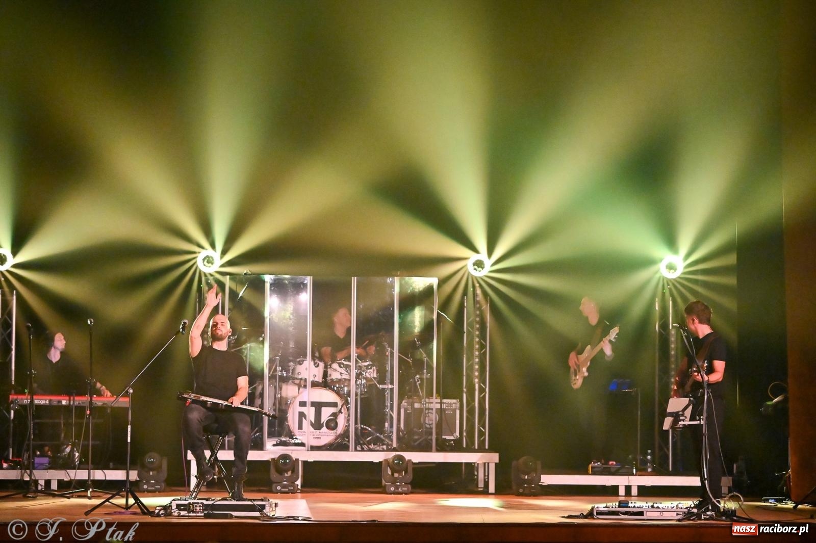 Zdjęcie w galerii na portalu naszraciborz.pl: Tomasz Madzia Guitar Experience porwał publiczność w RCK [FOTO i WIDEO] wiadomości z regionu