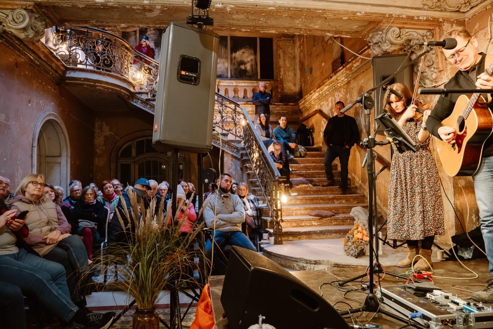 Zdjęcie w galerii na portalu naszraciborz.pl: Poetycka muzyka w historycznych murach pałacu w Krowiarkach wiadomości z regionu