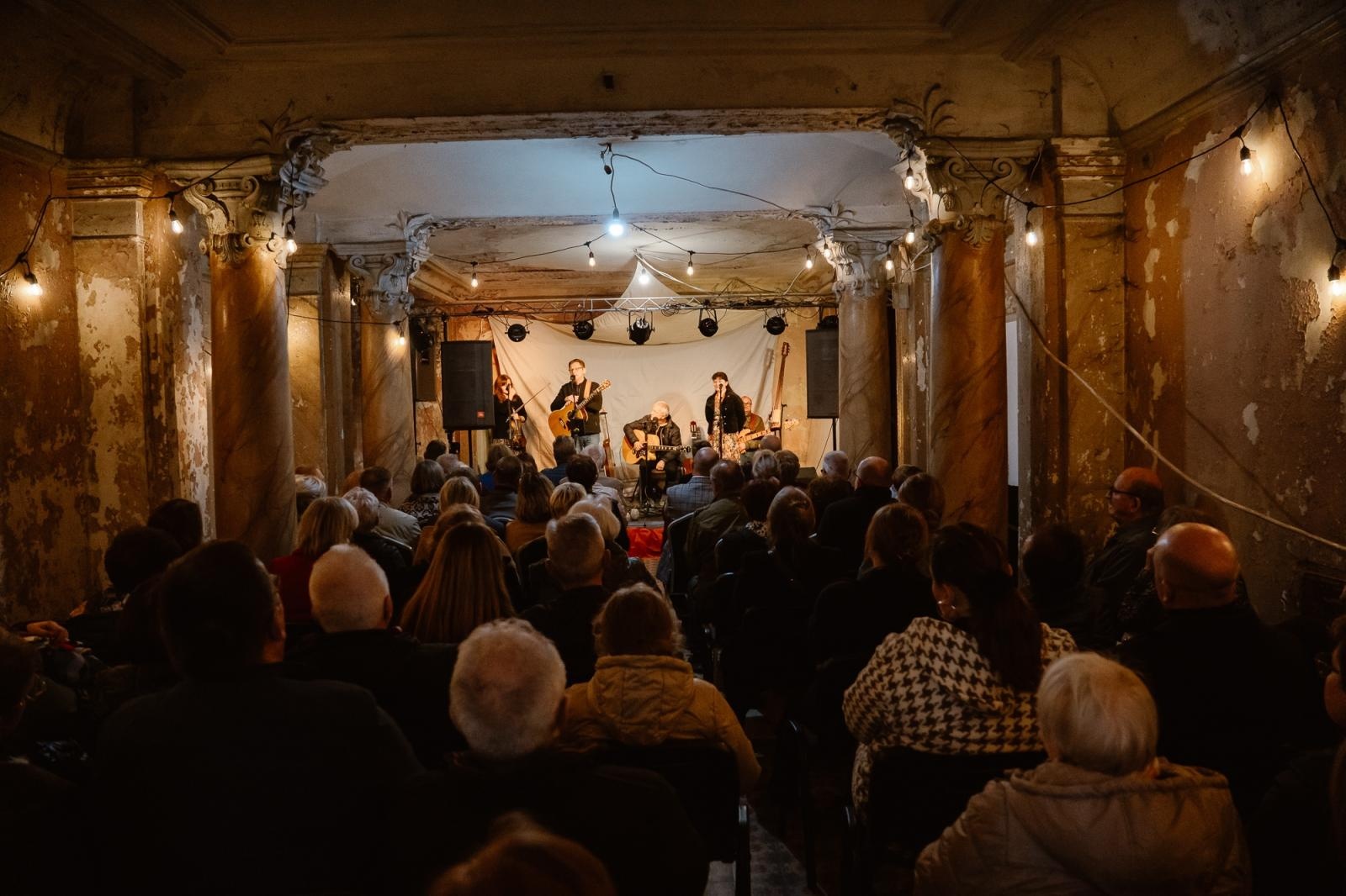 Zdjęcie w galerii na portalu naszraciborz.pl: Poetycka muzyka w historycznych murach pałacu w Krowiarkach wiadomości z regionu