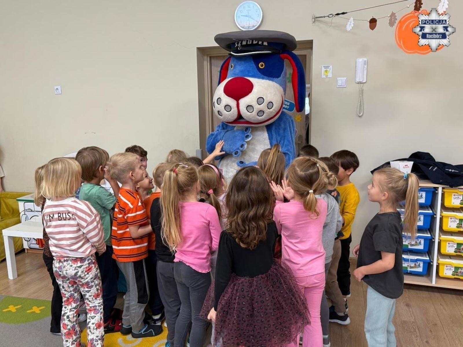 Zdjęcie w galerii na portalu naszraciborz.pl: Sznupek daje uśmiech. Policjant odwiedził przedszkolaków i uczył ich bezpieczeństwa wiadomości z regionu