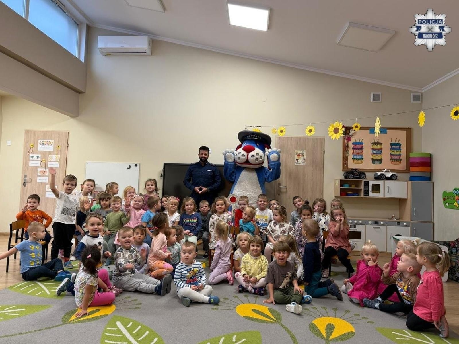 Zdjęcie w galerii na portalu naszraciborz.pl: Sznupek daje uśmiech. Policjant odwiedził przedszkolaków i uczył ich bezpieczeństwa wiadomości z regionu