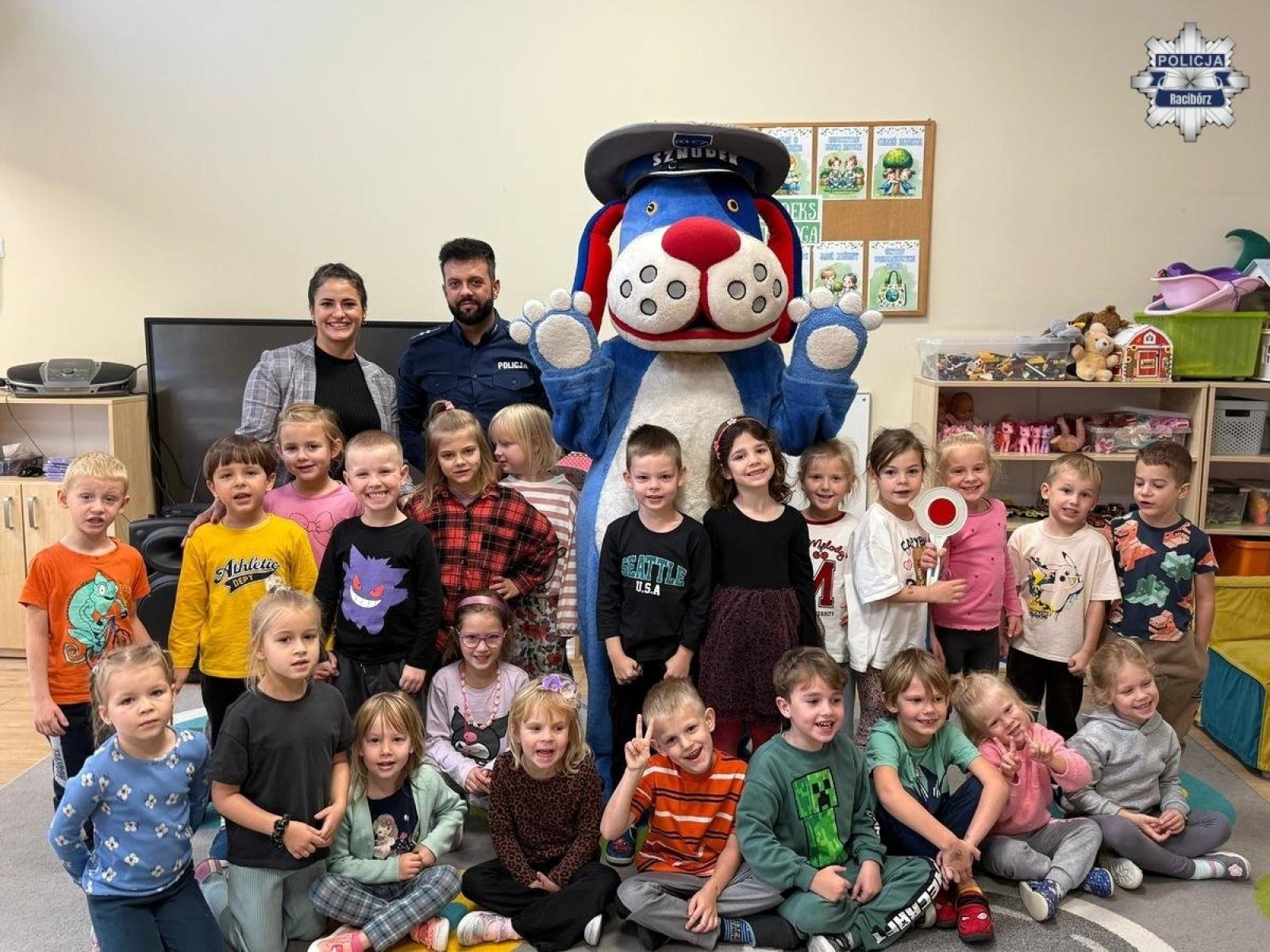 Zdjęcie w galerii na portalu naszraciborz.pl: Sznupek daje uśmiech. Policjant odwiedził przedszkolaków i uczył ich bezpieczeństwa wiadomości z regionu