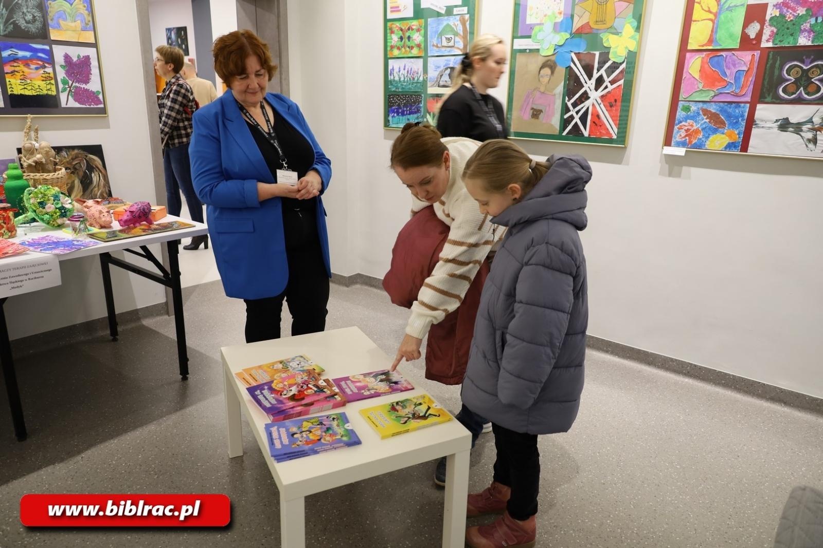 Zdjęcie w galerii na portalu naszraciborz.pl: Waldemar Cichoń z wizytą w Klubie Ojca w bibliotece wiadomości z regionu