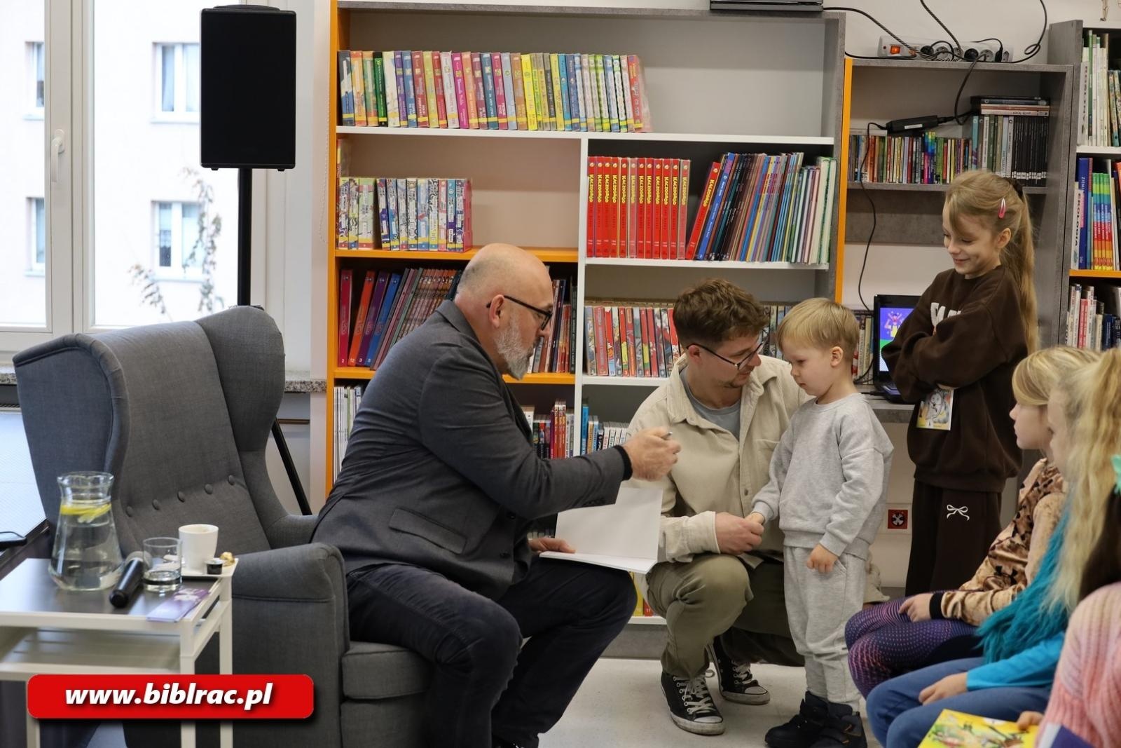 Zdjęcie w galerii na portalu naszraciborz.pl: Waldemar Cichoń z wizytą w Klubie Ojca w bibliotece wiadomości z regionu