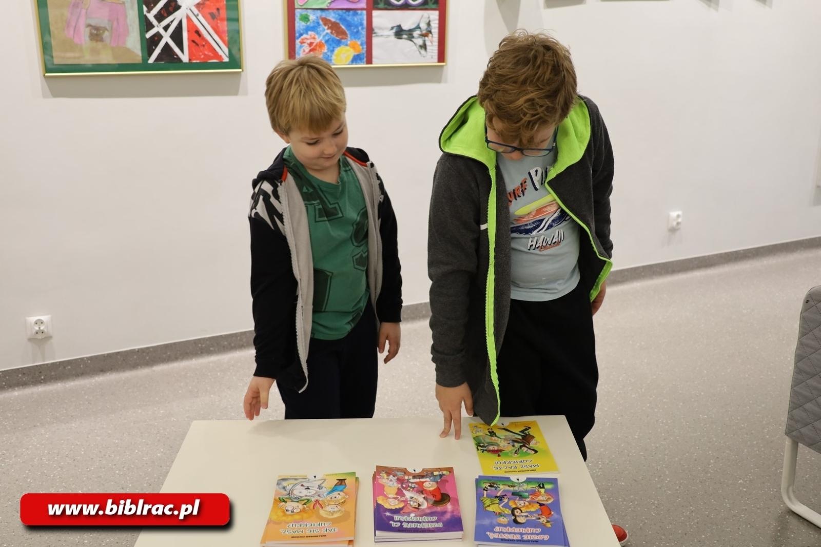 Zdjęcie w galerii na portalu naszraciborz.pl: Waldemar Cichoń z wizytą w Klubie Ojca w bibliotece wiadomości z regionu