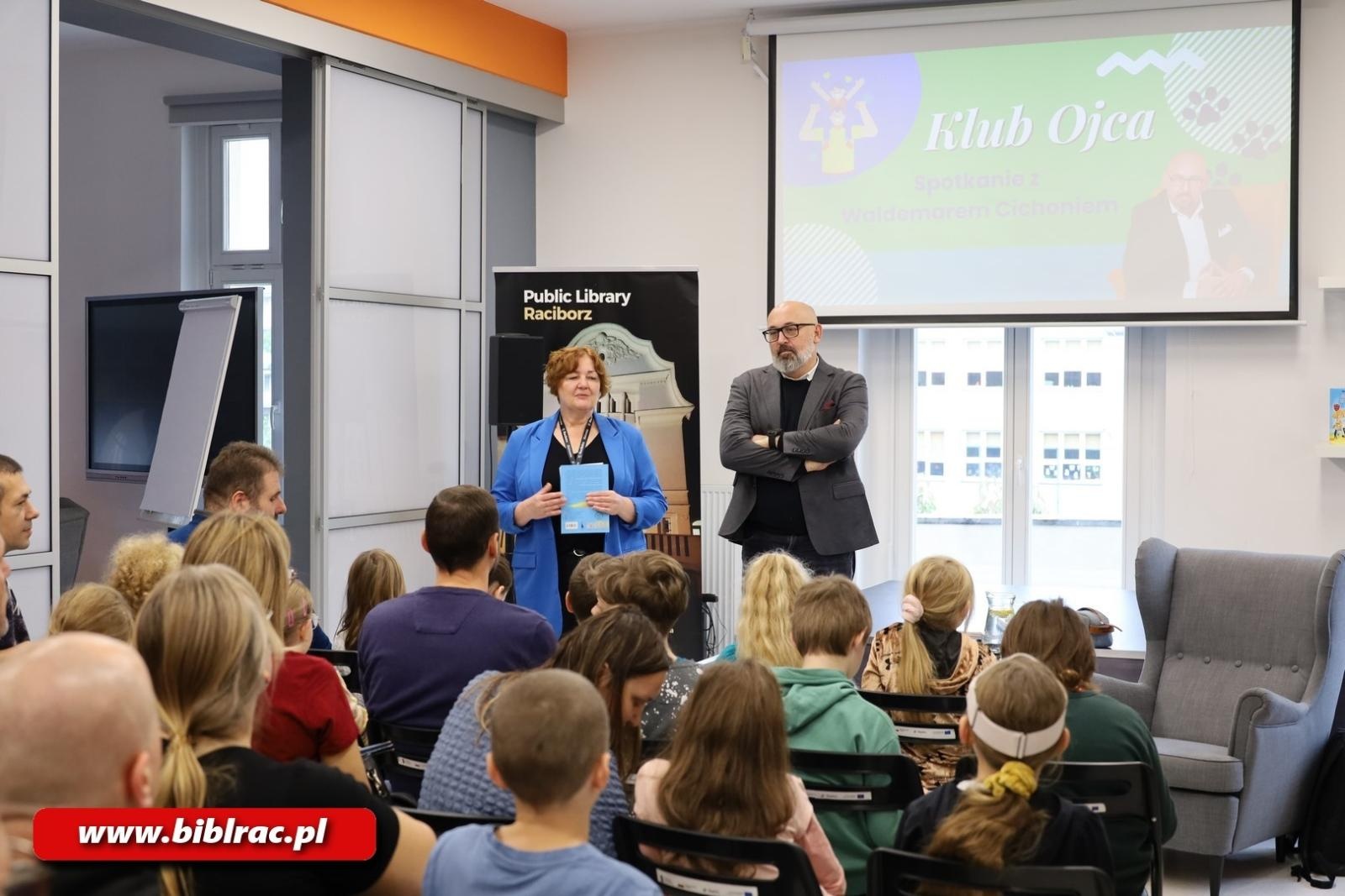 Zdjęcie w galerii na portalu naszraciborz.pl: Waldemar Cichoń z wizytą w Klubie Ojca w bibliotece wiadomości z regionu