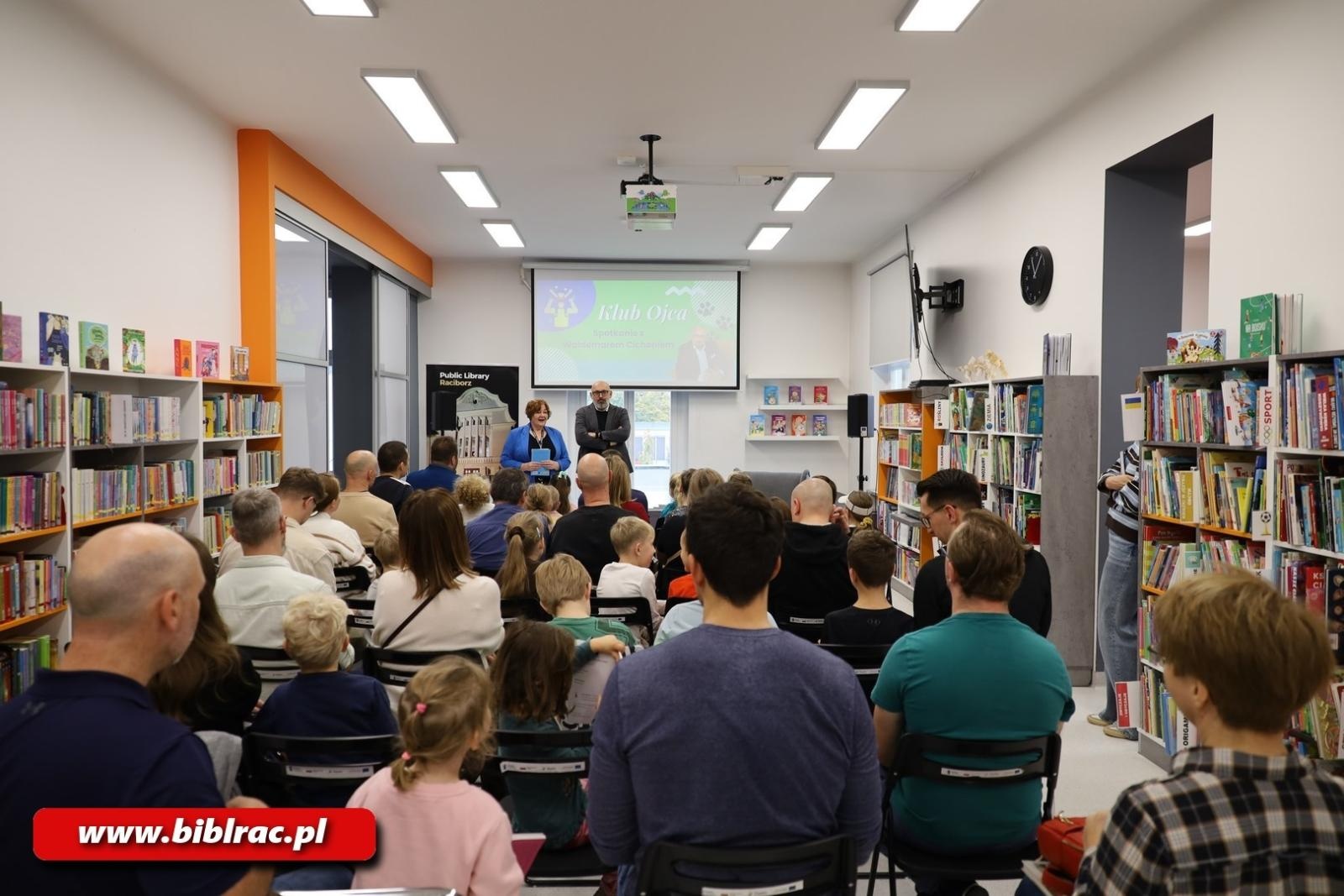 Zdjęcie w galerii na portalu naszraciborz.pl: Waldemar Cichoń z wizytą w Klubie Ojca w bibliotece wiadomości z regionu