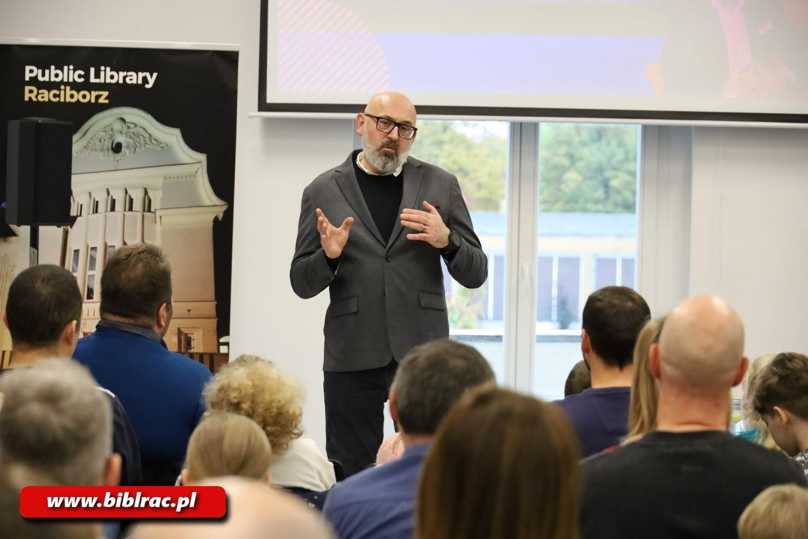 Zdjęcie w galerii na portalu naszraciborz.pl: Waldemar Cichoń z wizytą w Klubie Ojca w bibliotece wiadomości z regionu