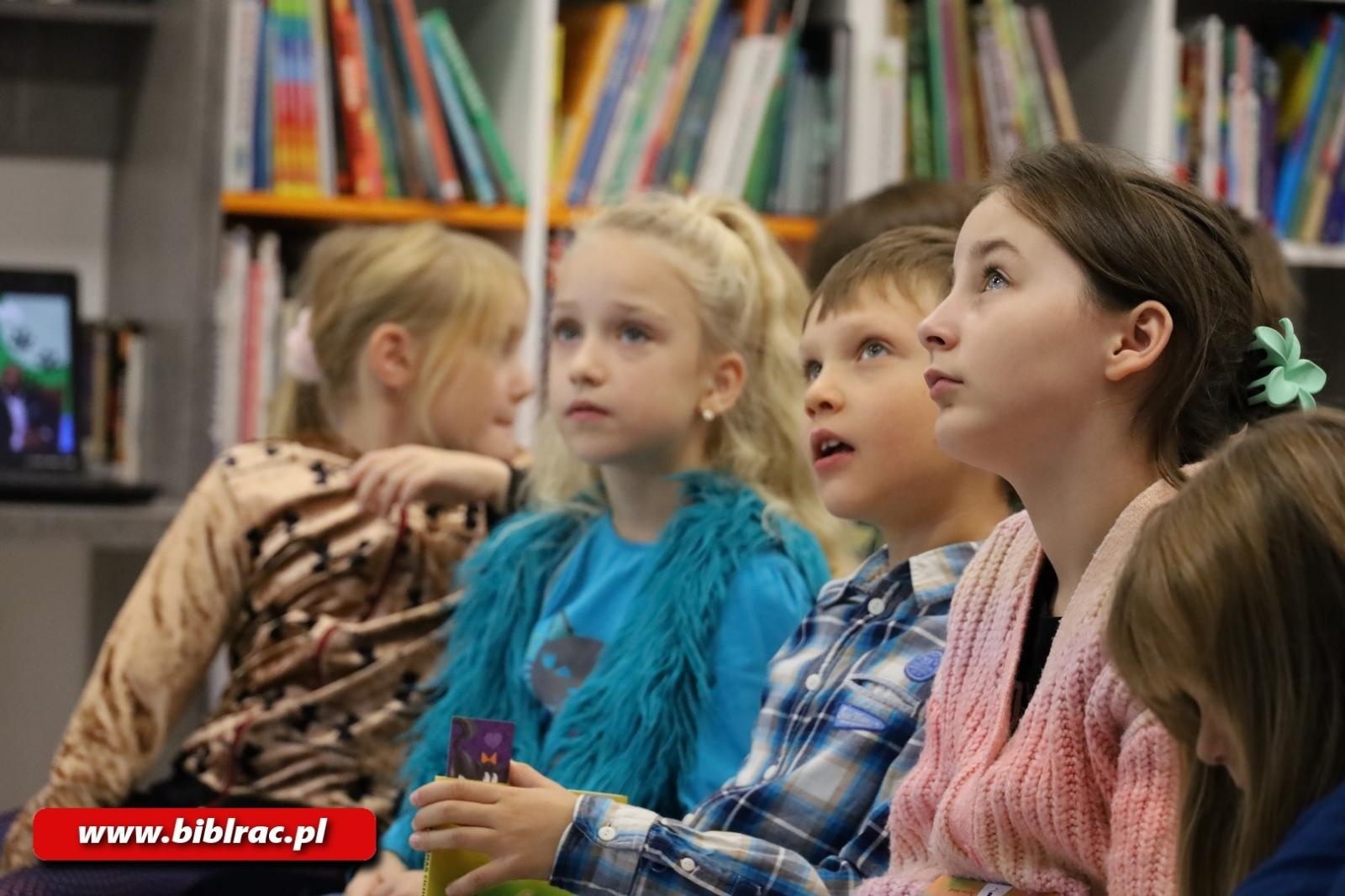 Zdjęcie w galerii na portalu naszraciborz.pl: Waldemar Cichoń z wizytą w Klubie Ojca w bibliotece wiadomości z regionu