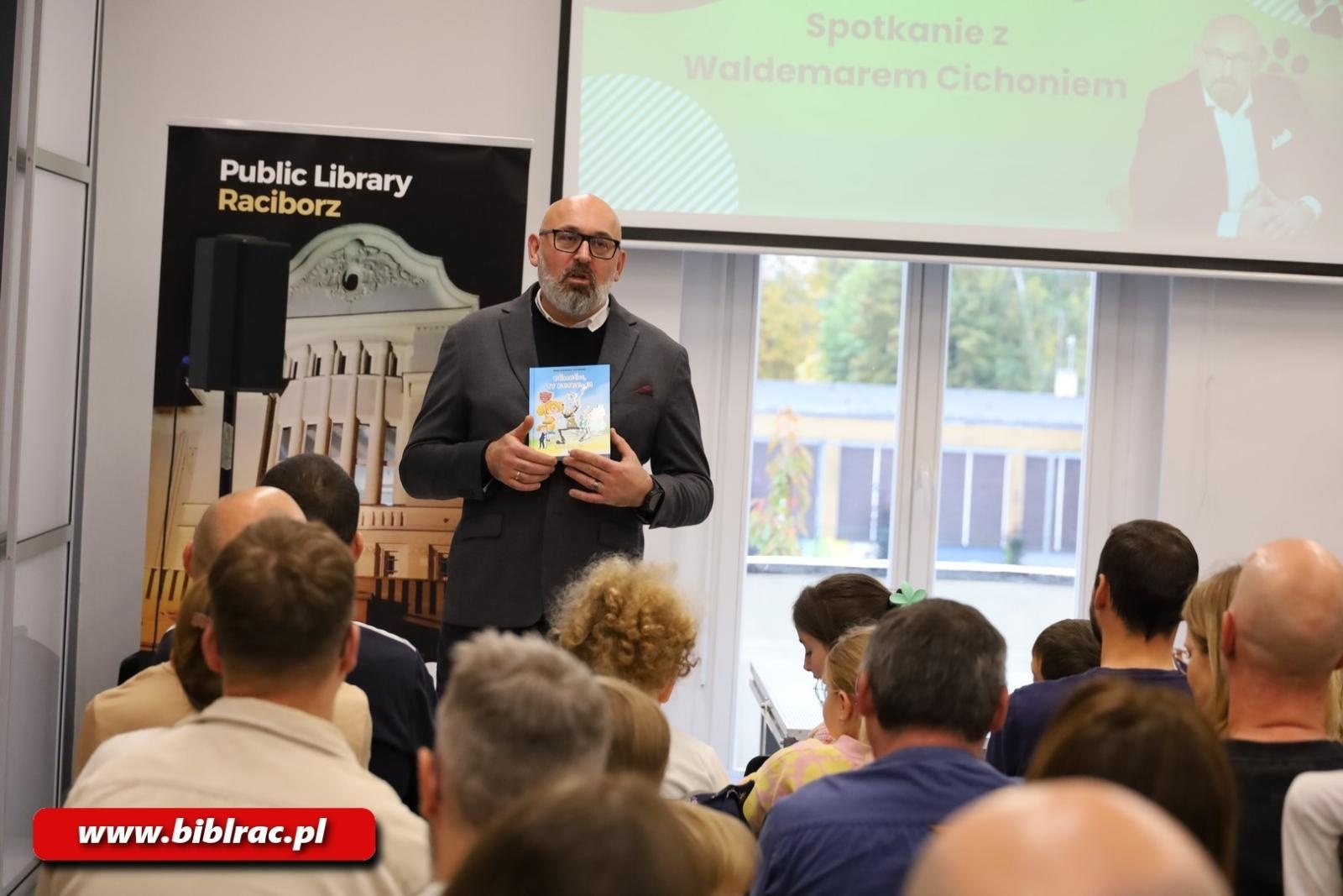 Zdjęcie w galerii na portalu naszraciborz.pl: Waldemar Cichoń z wizytą w Klubie Ojca w bibliotece wiadomości z regionu