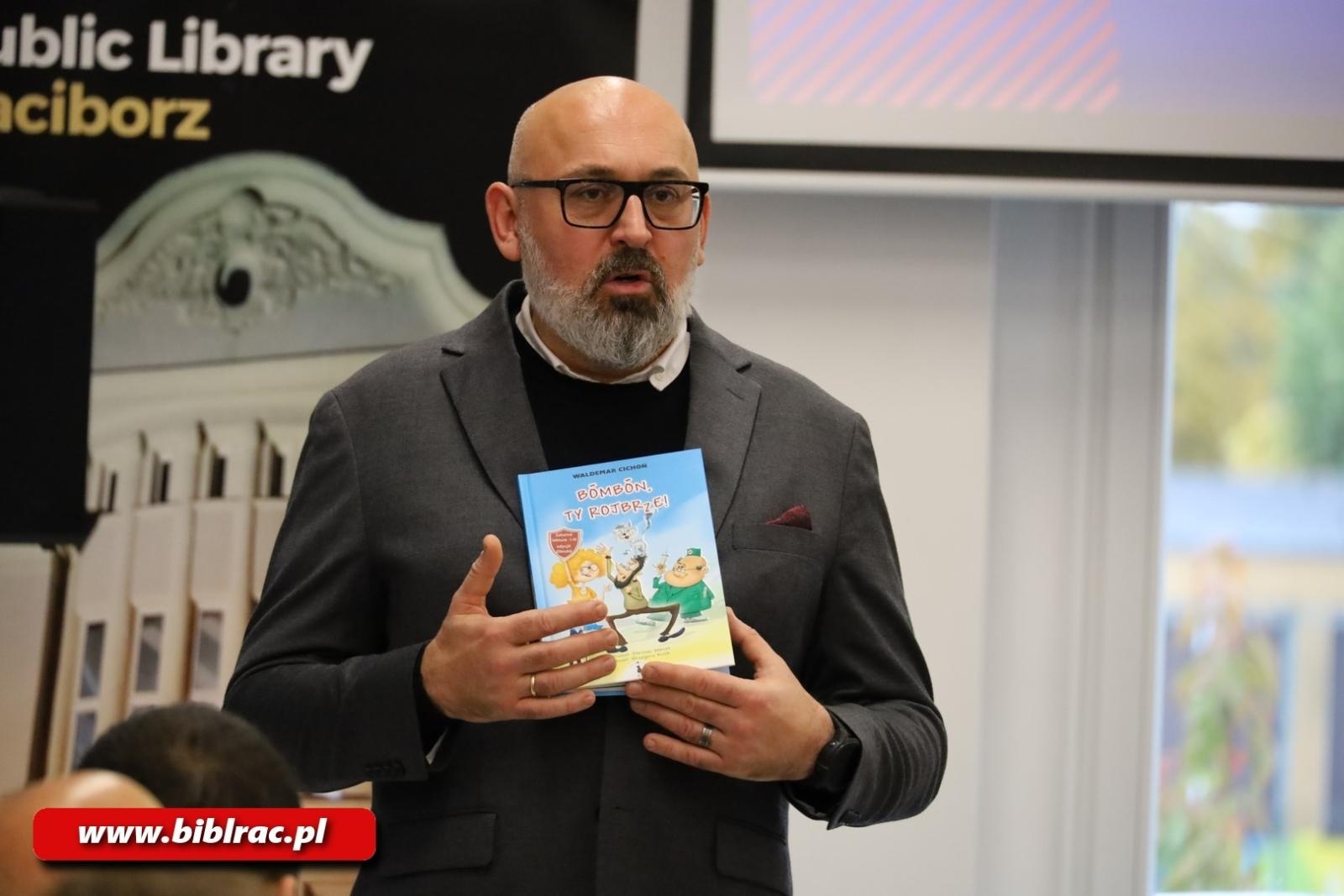 Zdjęcie w galerii na portalu naszraciborz.pl: Waldemar Cichoń z wizytą w Klubie Ojca w bibliotece wiadomości z regionu