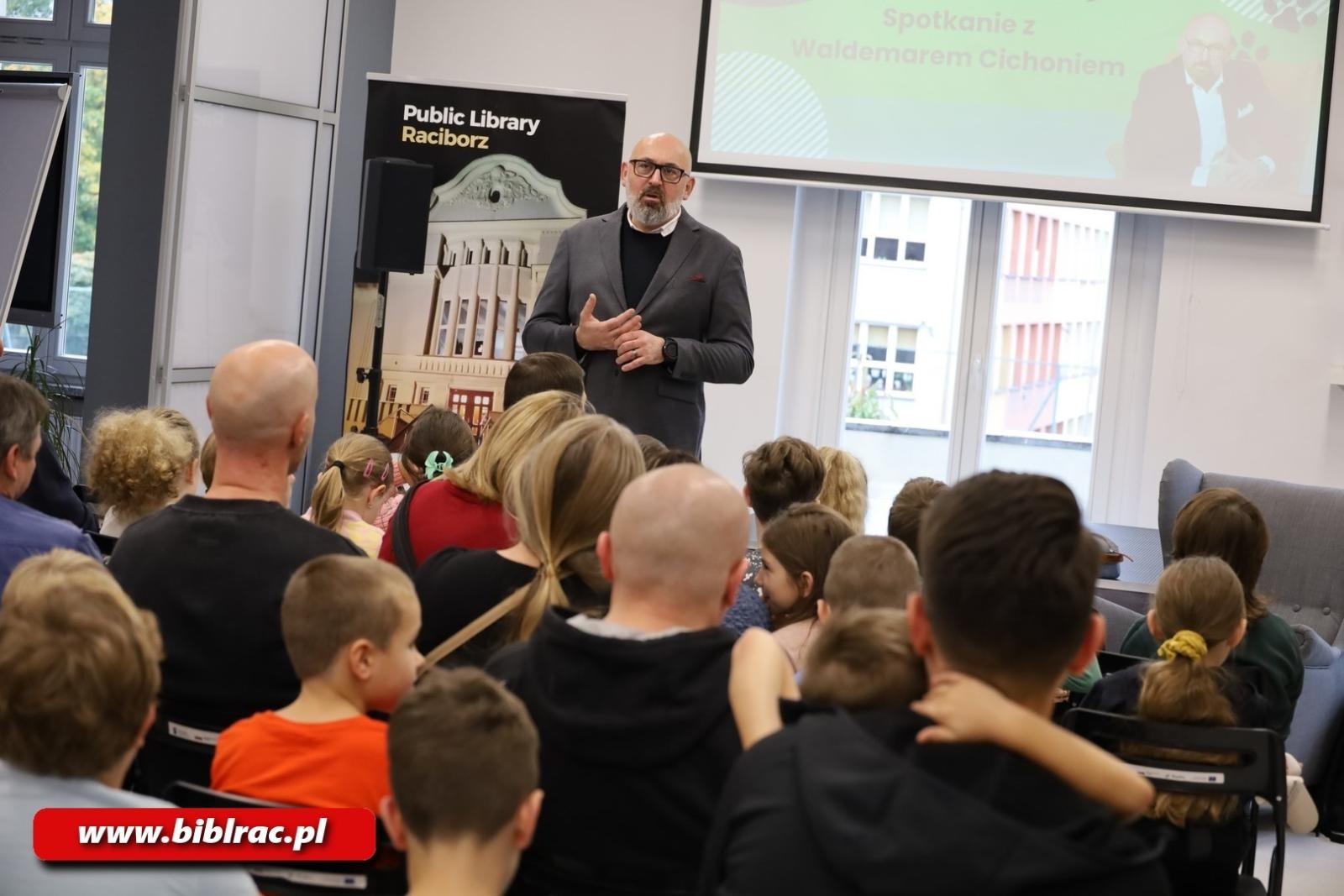 Zdjęcie w galerii na portalu naszraciborz.pl: Waldemar Cichoń z wizytą w Klubie Ojca w bibliotece wiadomości z regionu