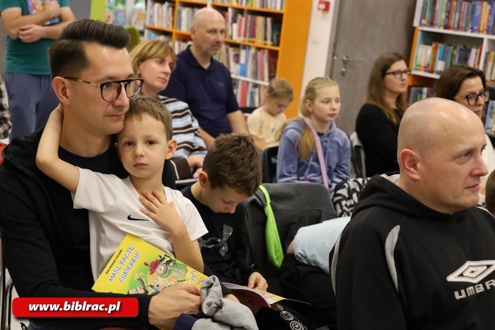 Zdjęcie w galerii na portalu naszraciborz.pl: Waldemar Cichoń z wizytą w Klubie Ojca w bibliotece wiadomości z regionu
