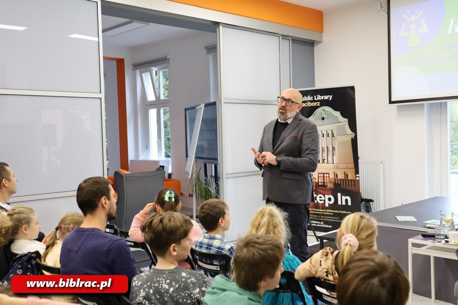 Zdjęcie w galerii na portalu naszraciborz.pl: Waldemar Cichoń z wizytą w Klubie Ojca w bibliotece wiadomości z regionu