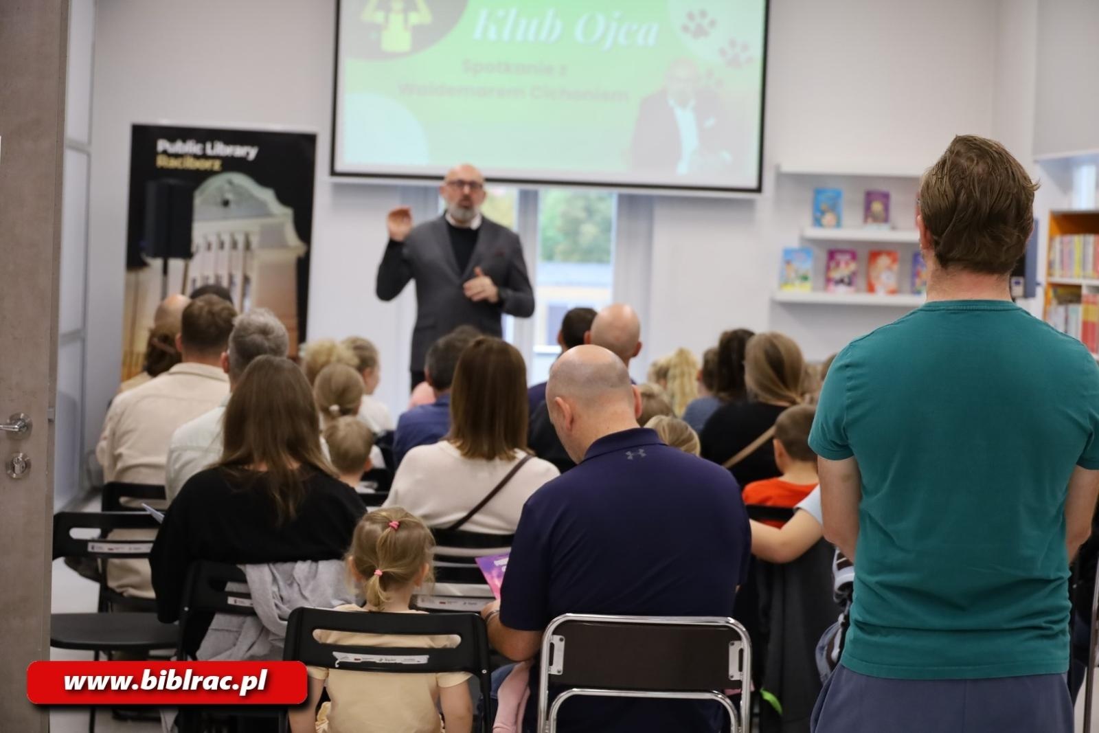 Zdjęcie w galerii na portalu naszraciborz.pl: Waldemar Cichoń z wizytą w Klubie Ojca w bibliotece wiadomości z regionu