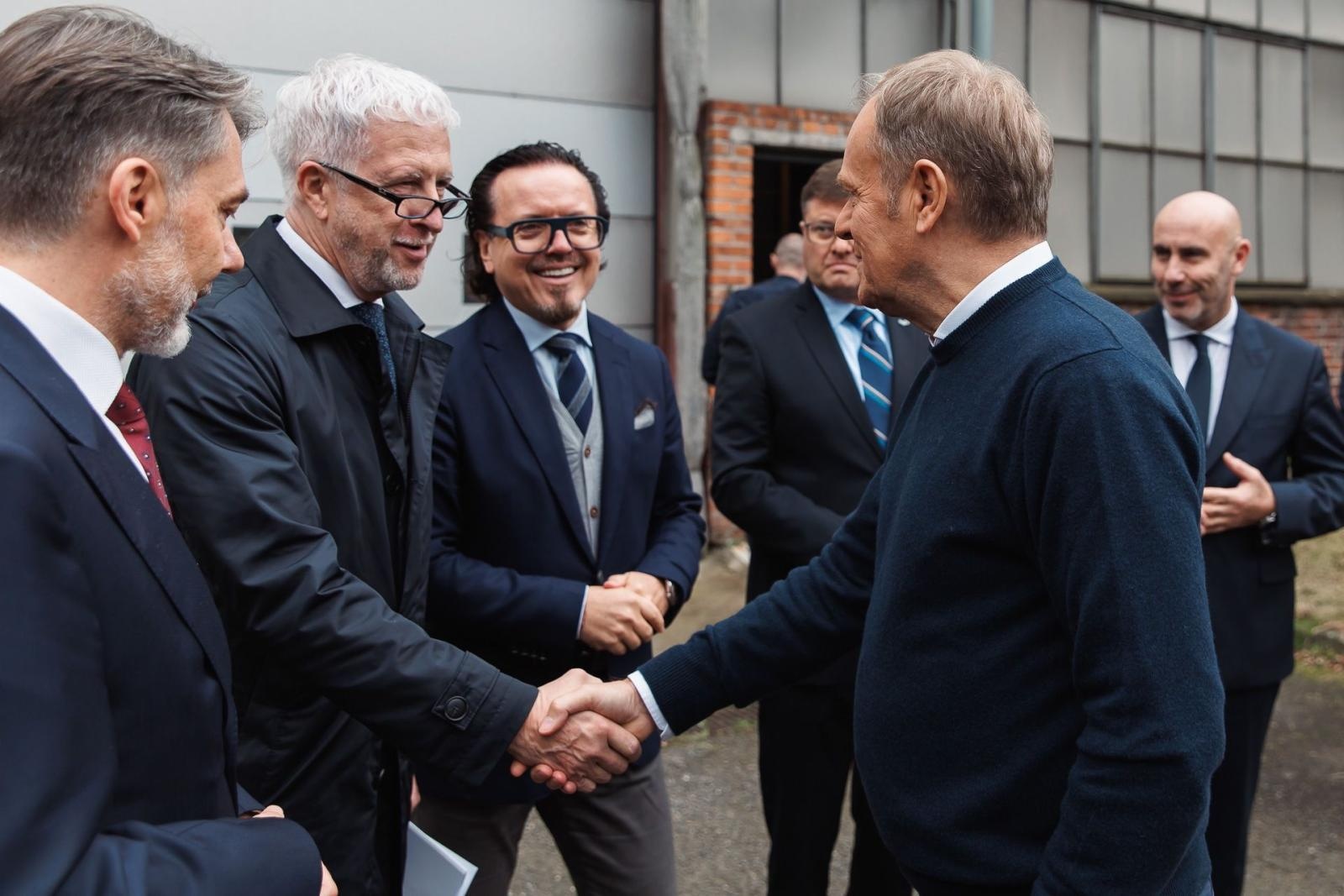 Zdjęcie w galerii na portalu naszraciborz.pl: W halach po Rafako ruszy produkcja pojazdów Jelcza. Premier w Raciborzu o 500 nowych miejscach pracy wiadomości z regionu